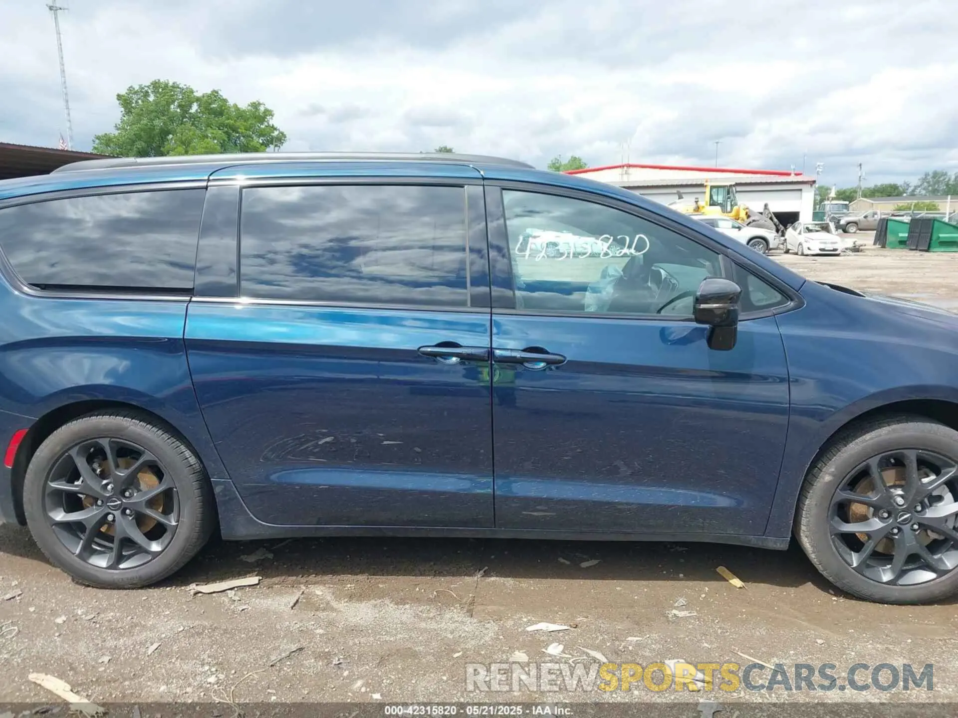 13 Photograph of a damaged car 2C4RC3BG8RR185945 CHRYSLER PACIFICA 2024