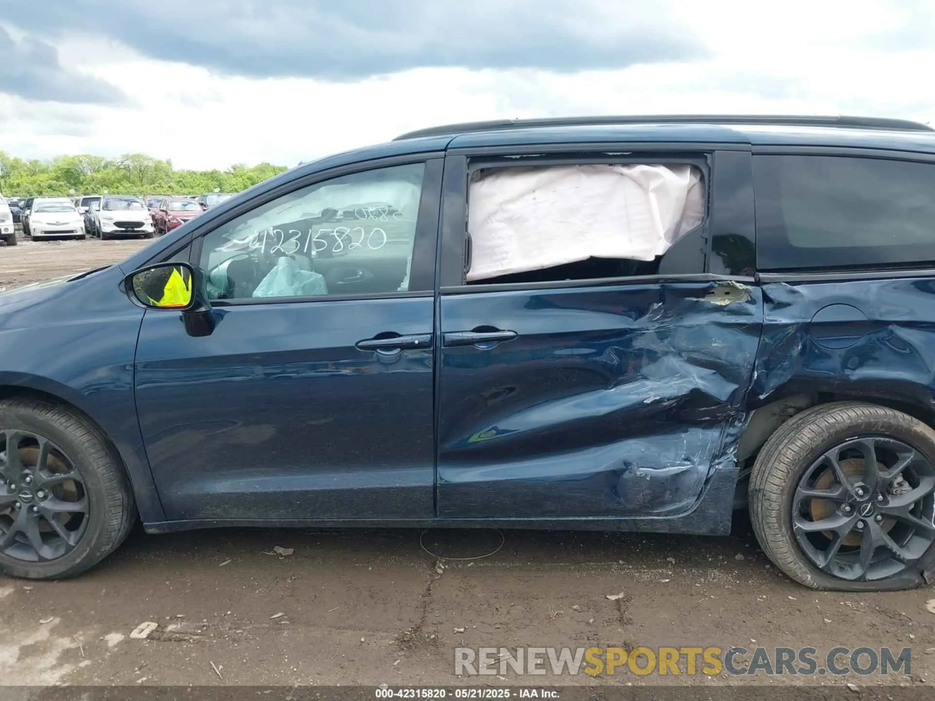 14 Photograph of a damaged car 2C4RC3BG8RR185945 CHRYSLER PACIFICA 2024