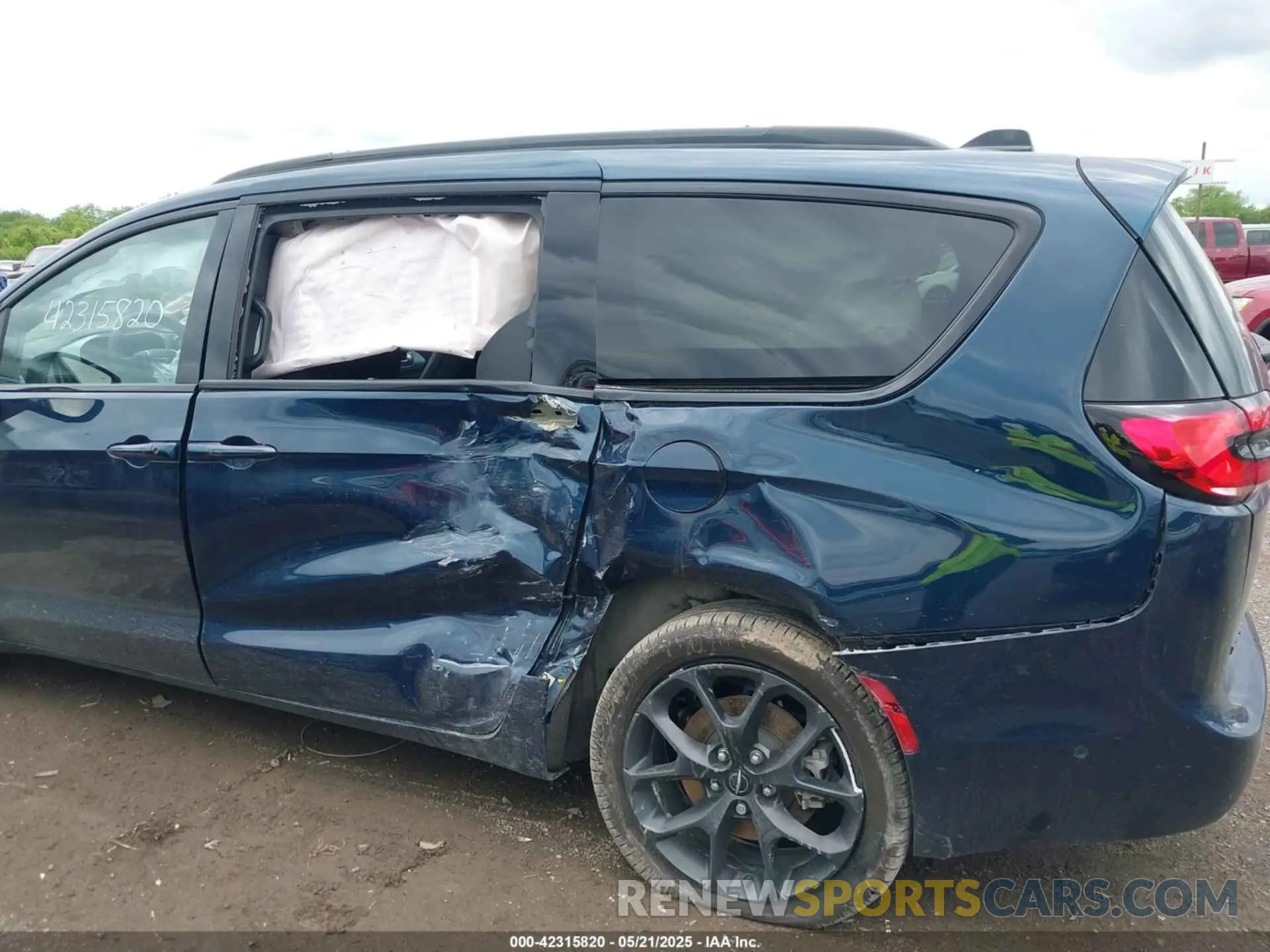 6 Photograph of a damaged car 2C4RC3BG8RR185945 CHRYSLER PACIFICA 2024