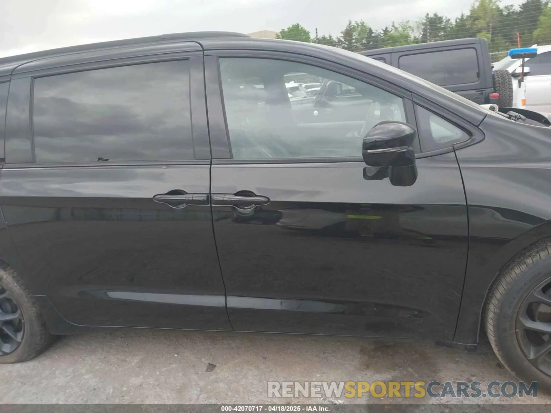 12 Photograph of a damaged car 2C4RC3GG1RR134781 CHRYSLER PACIFICA 2024