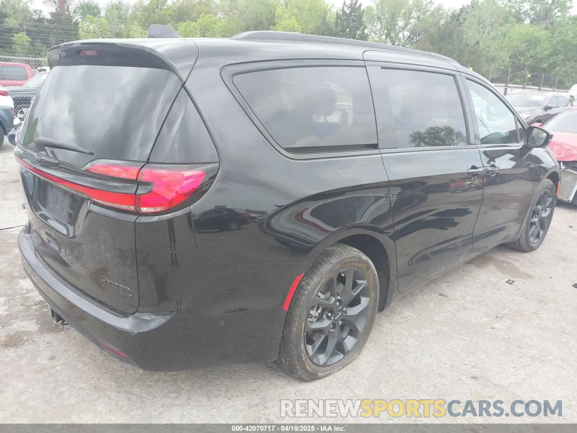 4 Photograph of a damaged car 2C4RC3GG1RR134781 CHRYSLER PACIFICA 2024
