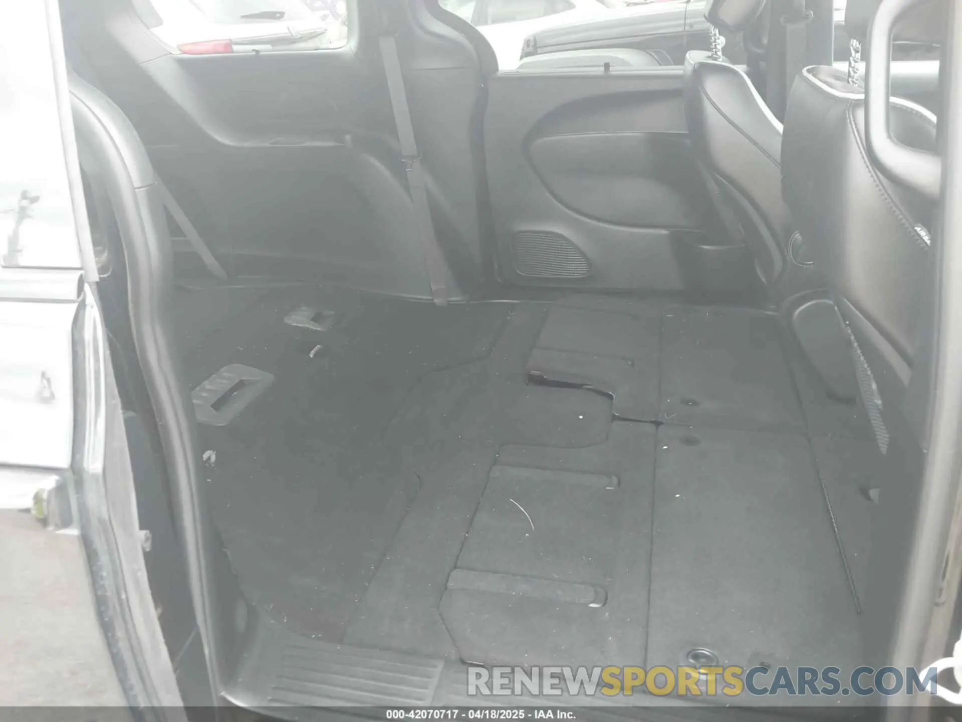 8 Photograph of a damaged car 2C4RC3GG1RR134781 CHRYSLER PACIFICA 2024