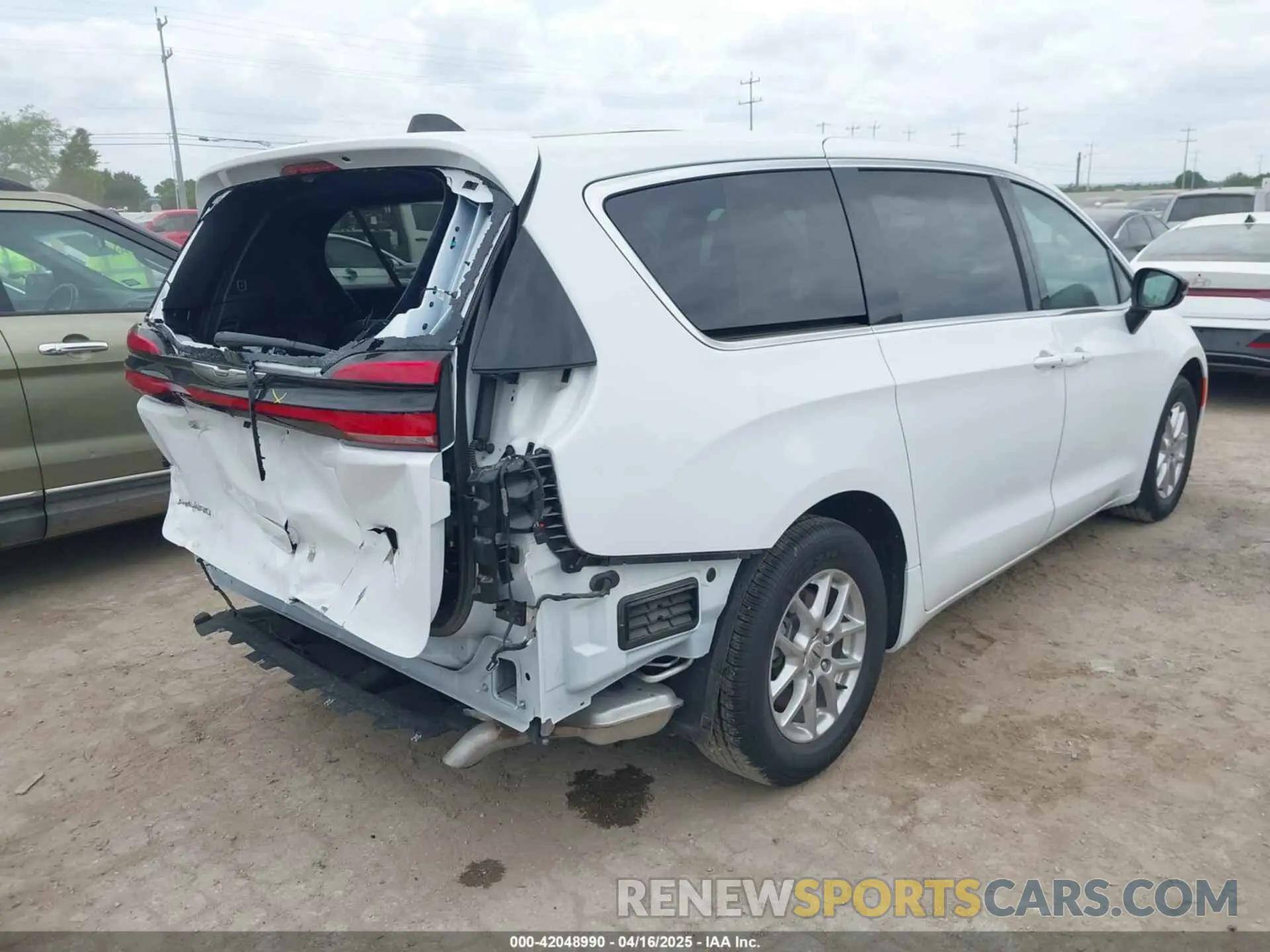 4 Photograph of a damaged car 2C4RC1BG0SR539337 CHRYSLER PACIFICA 2025