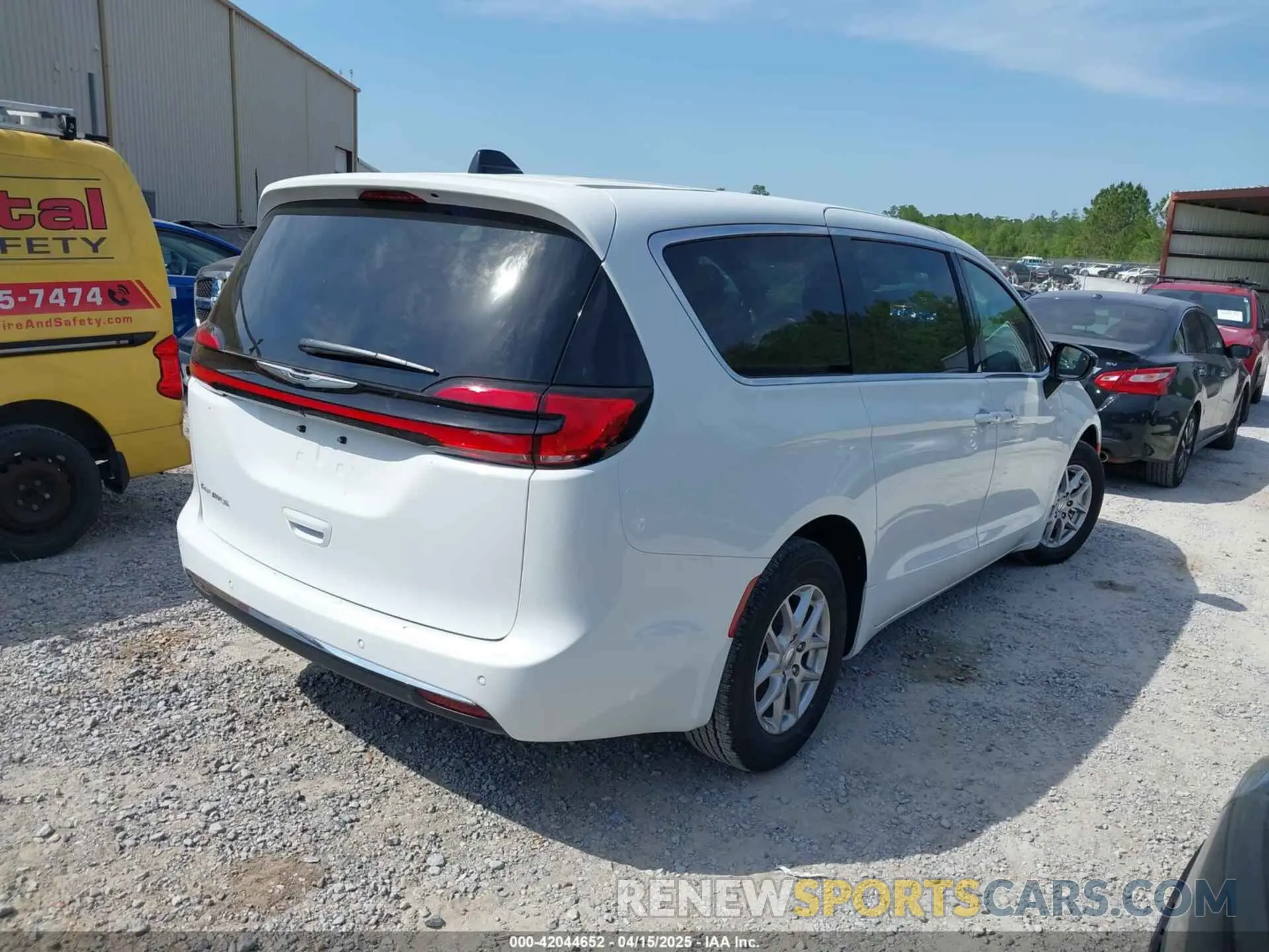 4 Photograph of a damaged car 2C4RC1BG0SR553089 CHRYSLER PACIFICA 2025