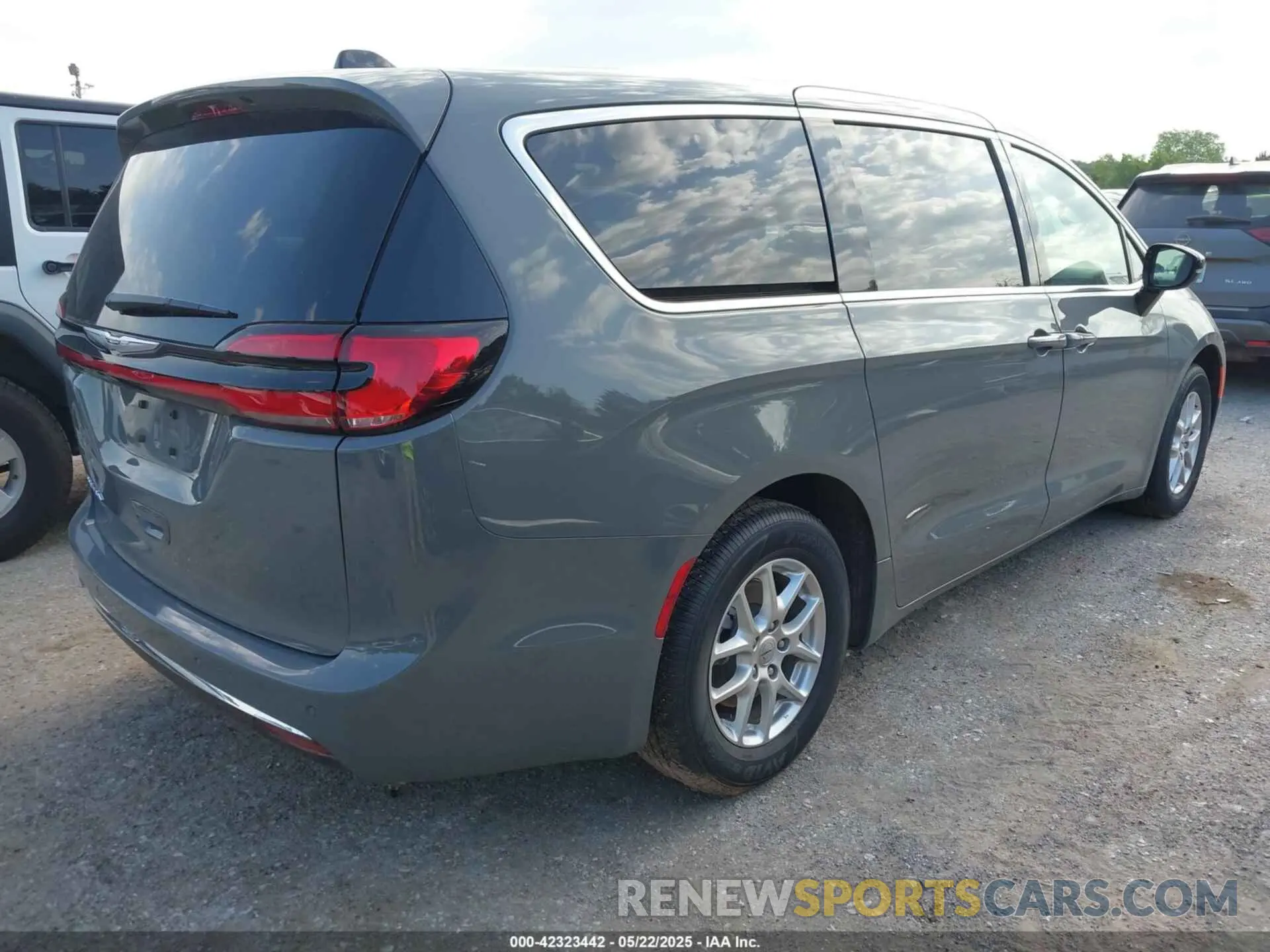 4 Photograph of a damaged car 2C4RC1BG1SR504290 CHRYSLER PACIFICA 2025