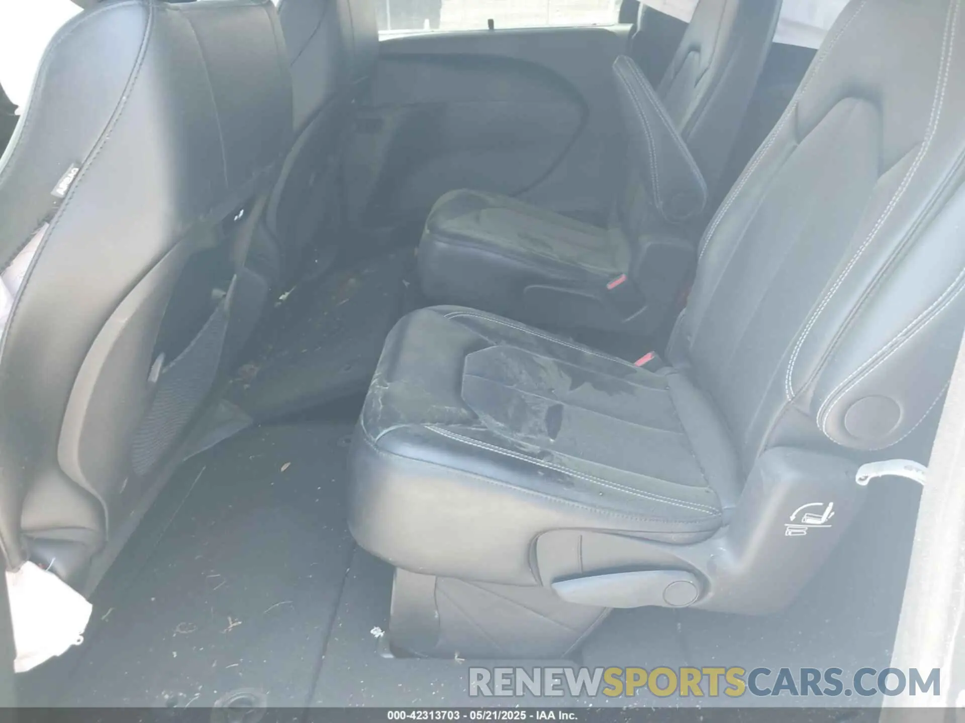 8 Photograph of a damaged car 2C4RC1BG1SR505889 CHRYSLER PACIFICA 2025