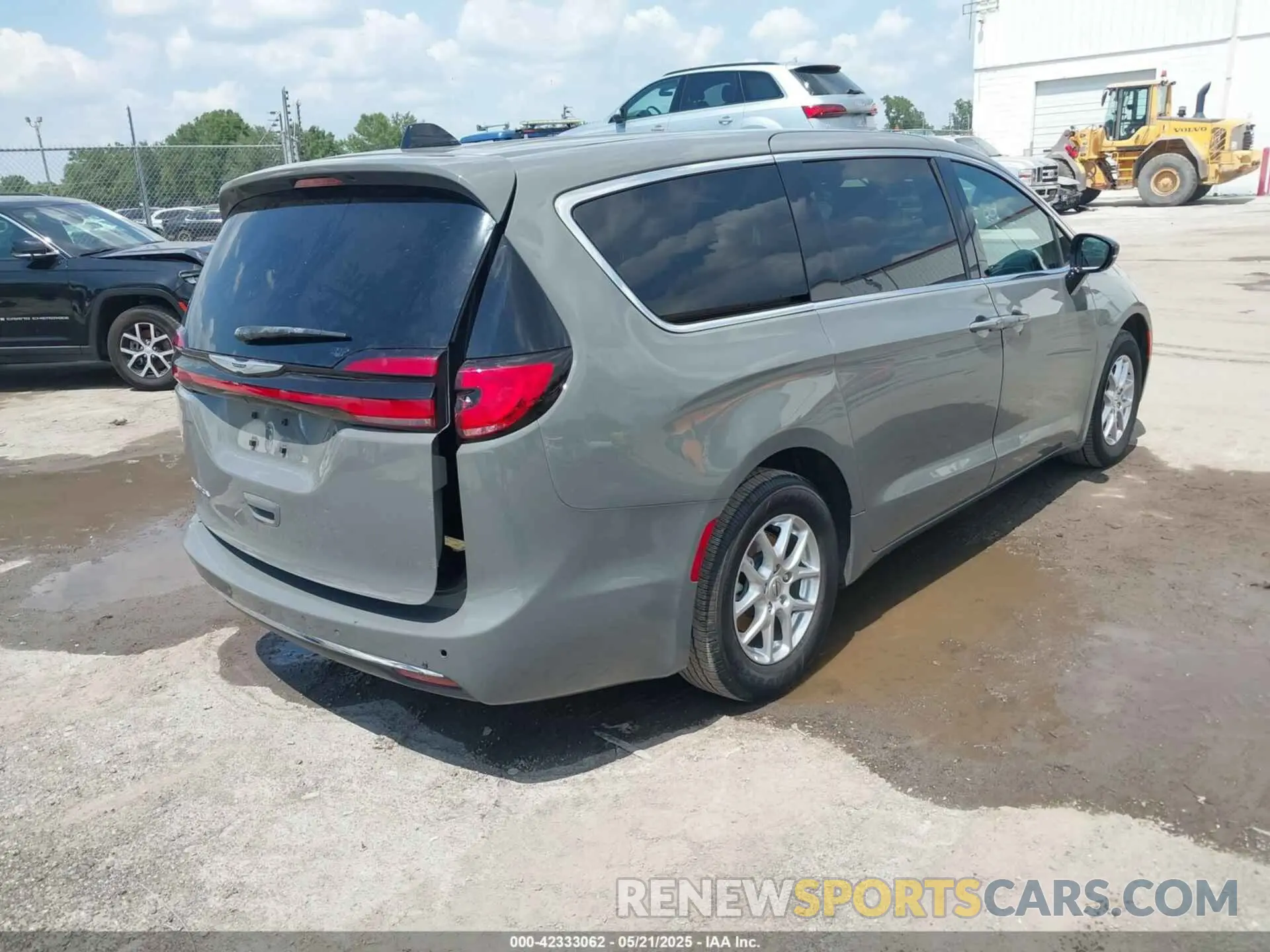 4 Photograph of a damaged car 2C4RC1BG3SR504503 CHRYSLER PACIFICA 2025