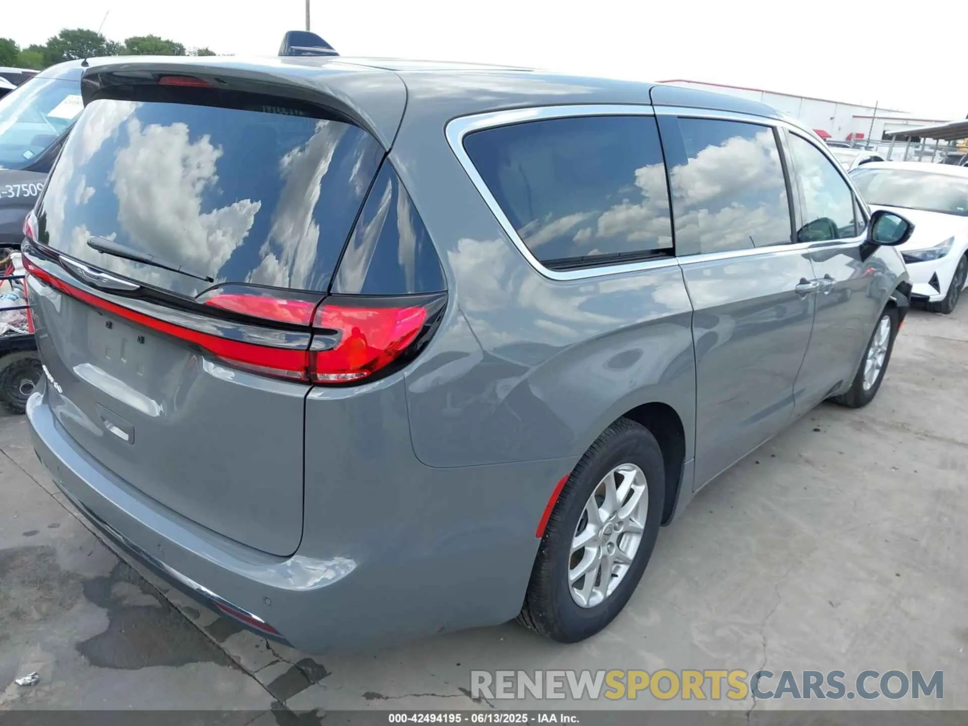 4 Photograph of a damaged car 2C4RC1BG6SR530951 CHRYSLER PACIFICA 2025