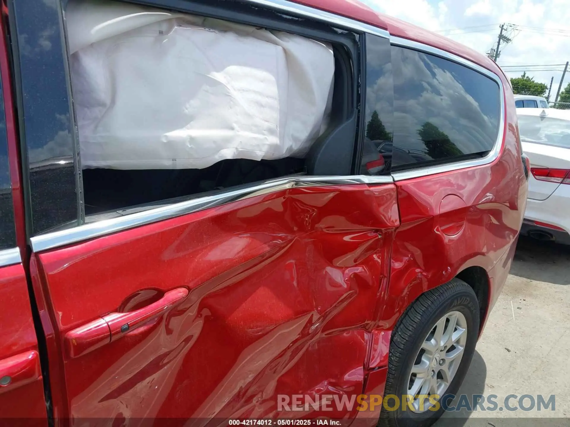 17 Photograph of a damaged car 2C4RC1BG9SR554080 CHRYSLER PACIFICA 2025