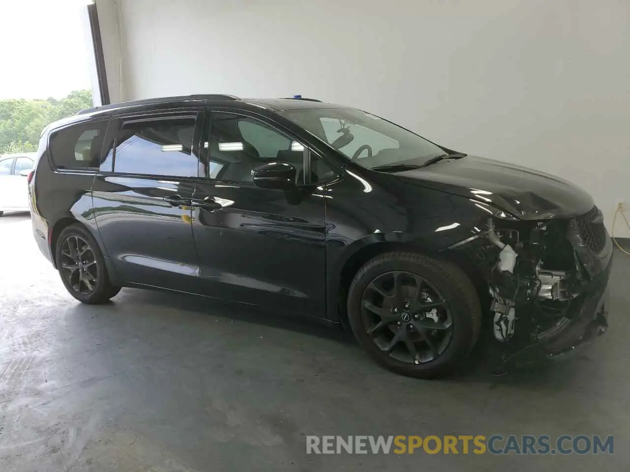 4 Photograph of a damaged car 2C4RC1GG2SR547710 CHRYSLER PACIFICA 2025