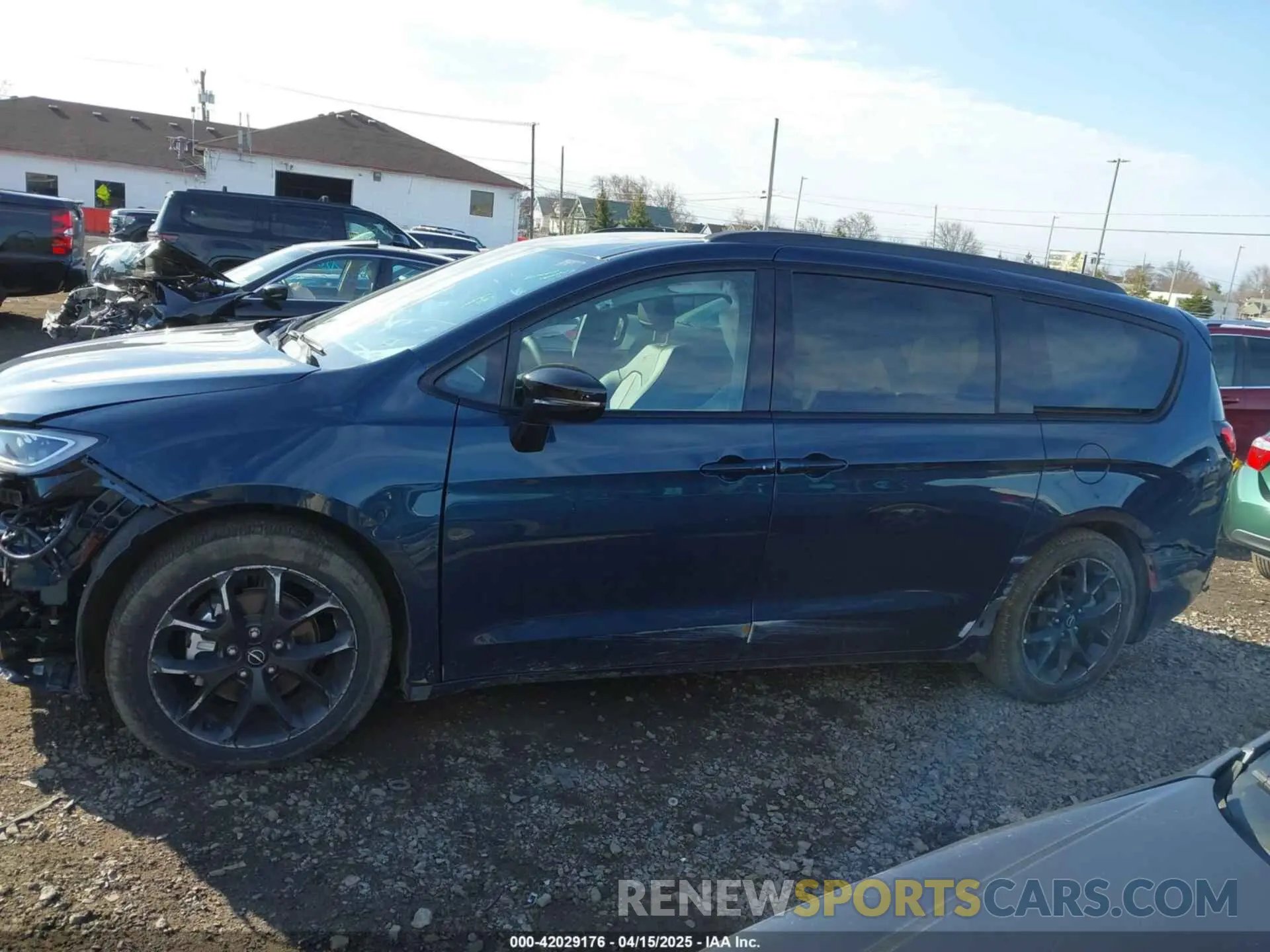 14 Photograph of a damaged car 2C4RC1GG6SR548679 CHRYSLER PACIFICA 2025