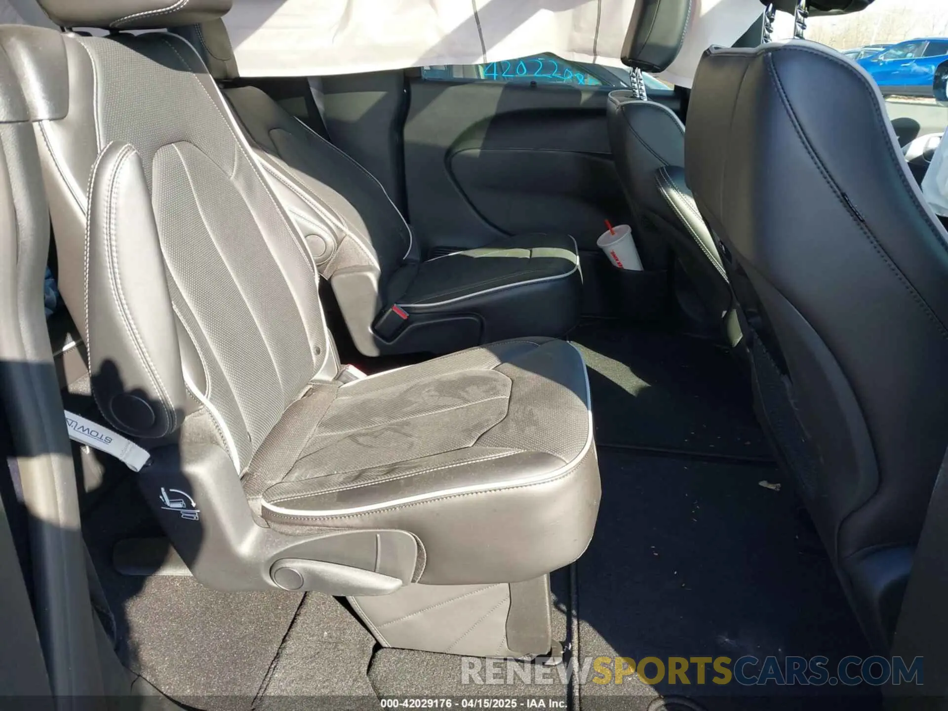 8 Photograph of a damaged car 2C4RC1GG6SR548679 CHRYSLER PACIFICA 2025