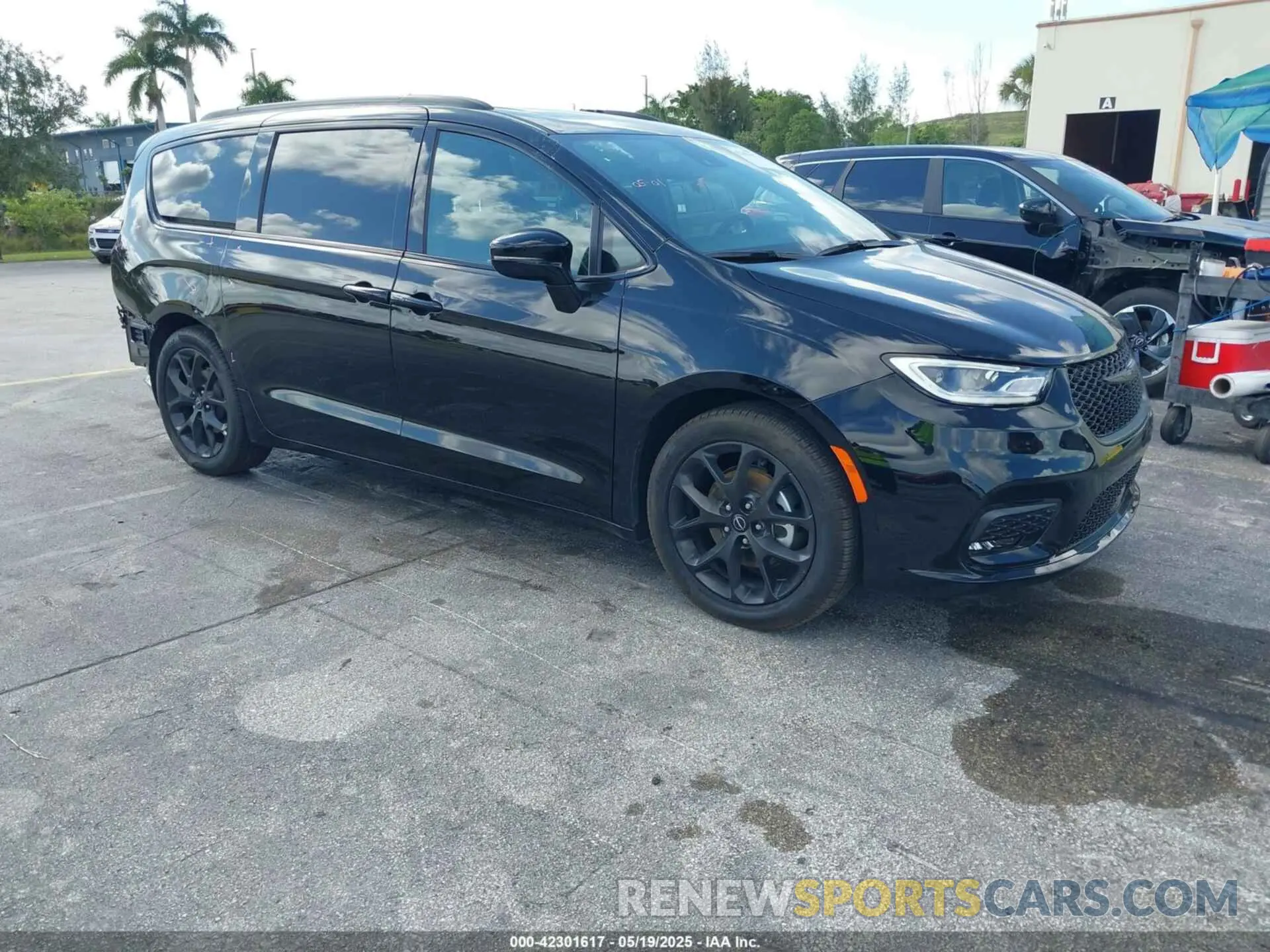 1 Photograph of a damaged car 2C4RC1GG8SR549218 CHRYSLER PACIFICA 2025