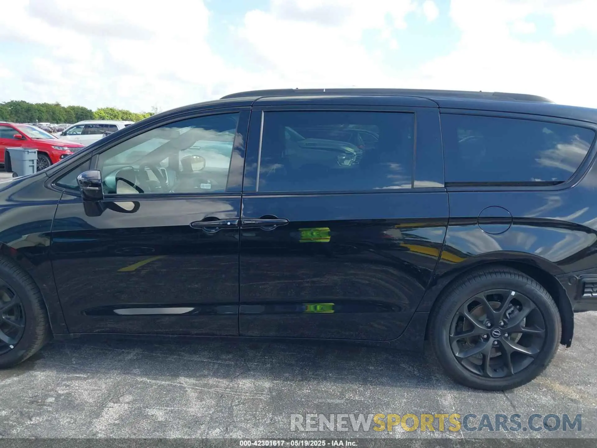 15 Photograph of a damaged car 2C4RC1GG8SR549218 CHRYSLER PACIFICA 2025