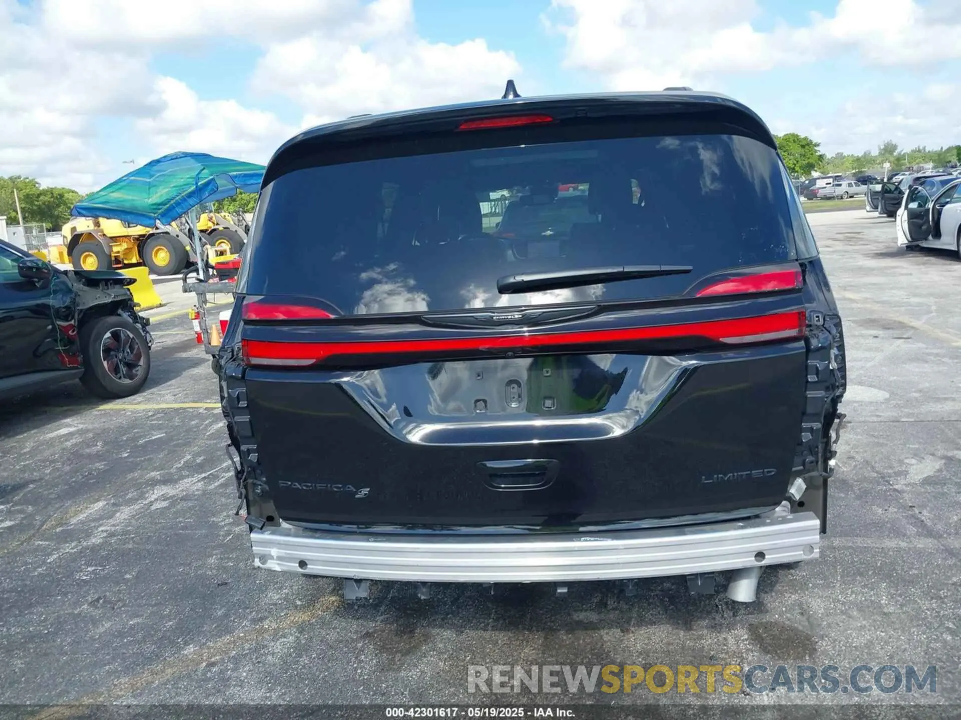17 Photograph of a damaged car 2C4RC1GG8SR549218 CHRYSLER PACIFICA 2025