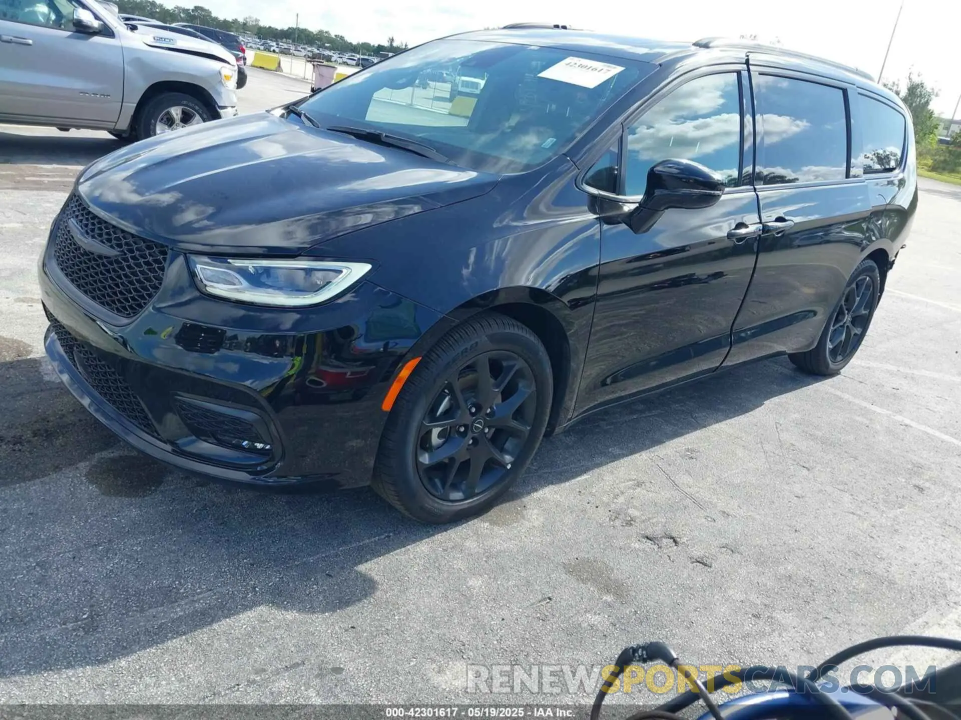 2 Photograph of a damaged car 2C4RC1GG8SR549218 CHRYSLER PACIFICA 2025