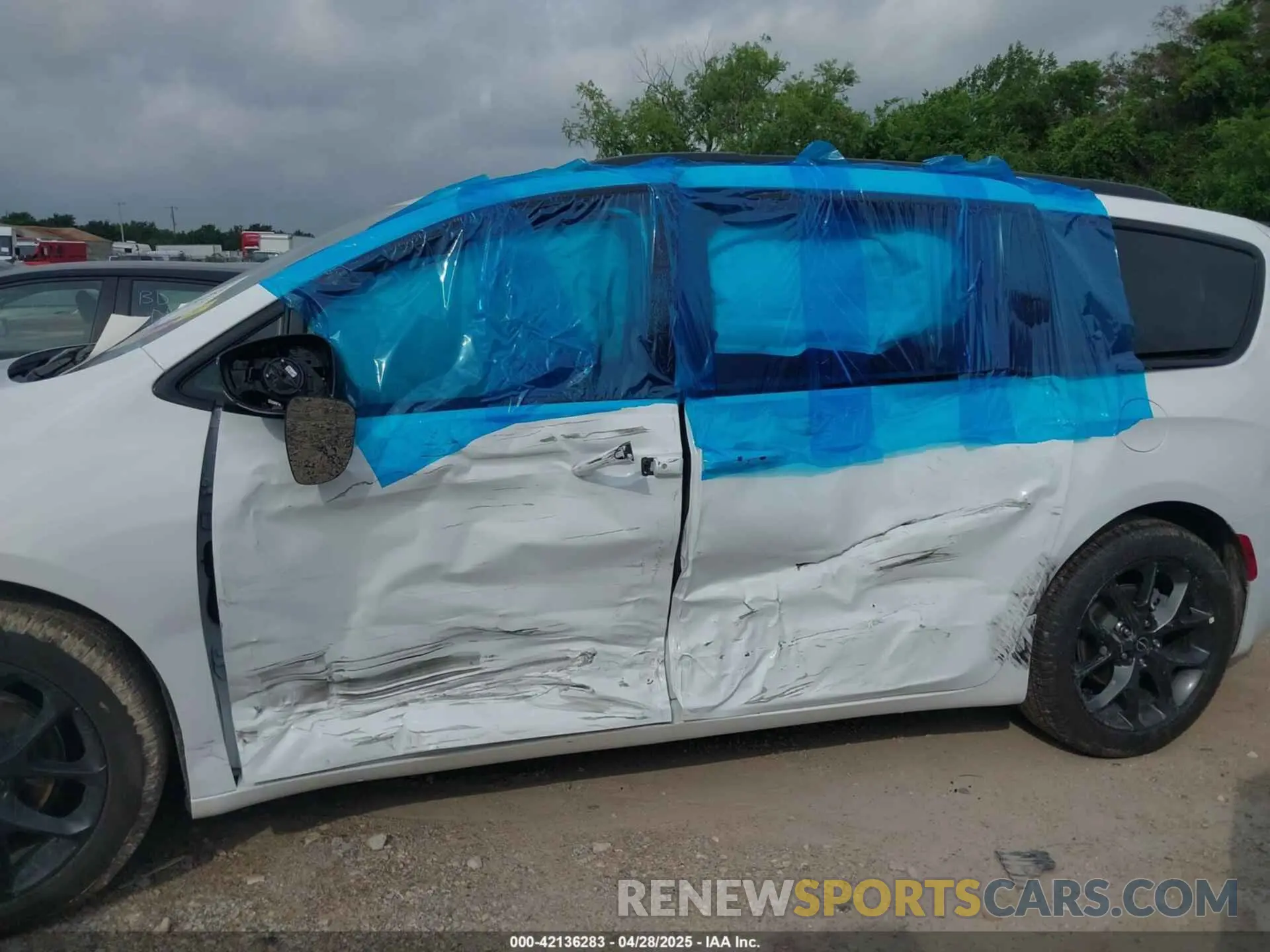 14 Photograph of a damaged car 2C4RC1GG9SR568974 CHRYSLER PACIFICA 2025