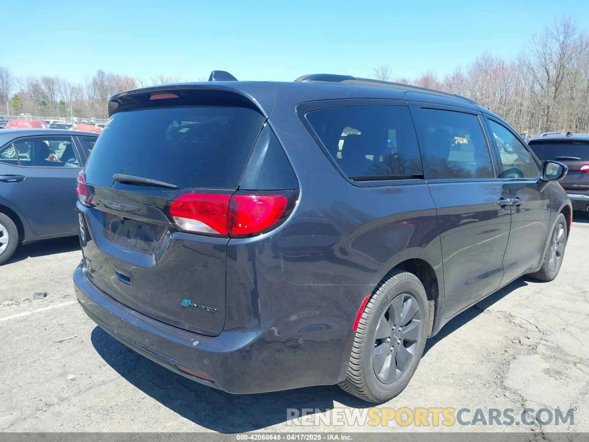 4 Photograph of a damaged car 2C4RC1N71KR722189 CHRYSLER PACIFICA HYBRID 2019
