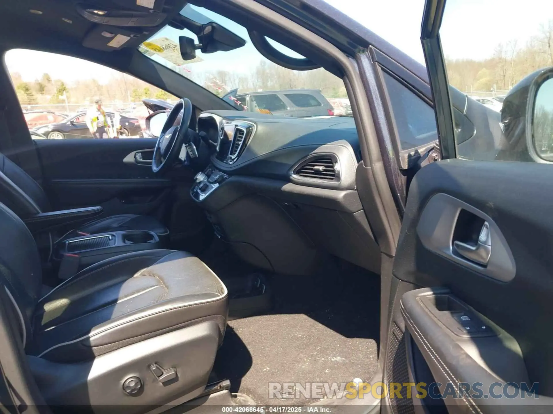 5 Photograph of a damaged car 2C4RC1N71KR722189 CHRYSLER PACIFICA HYBRID 2019