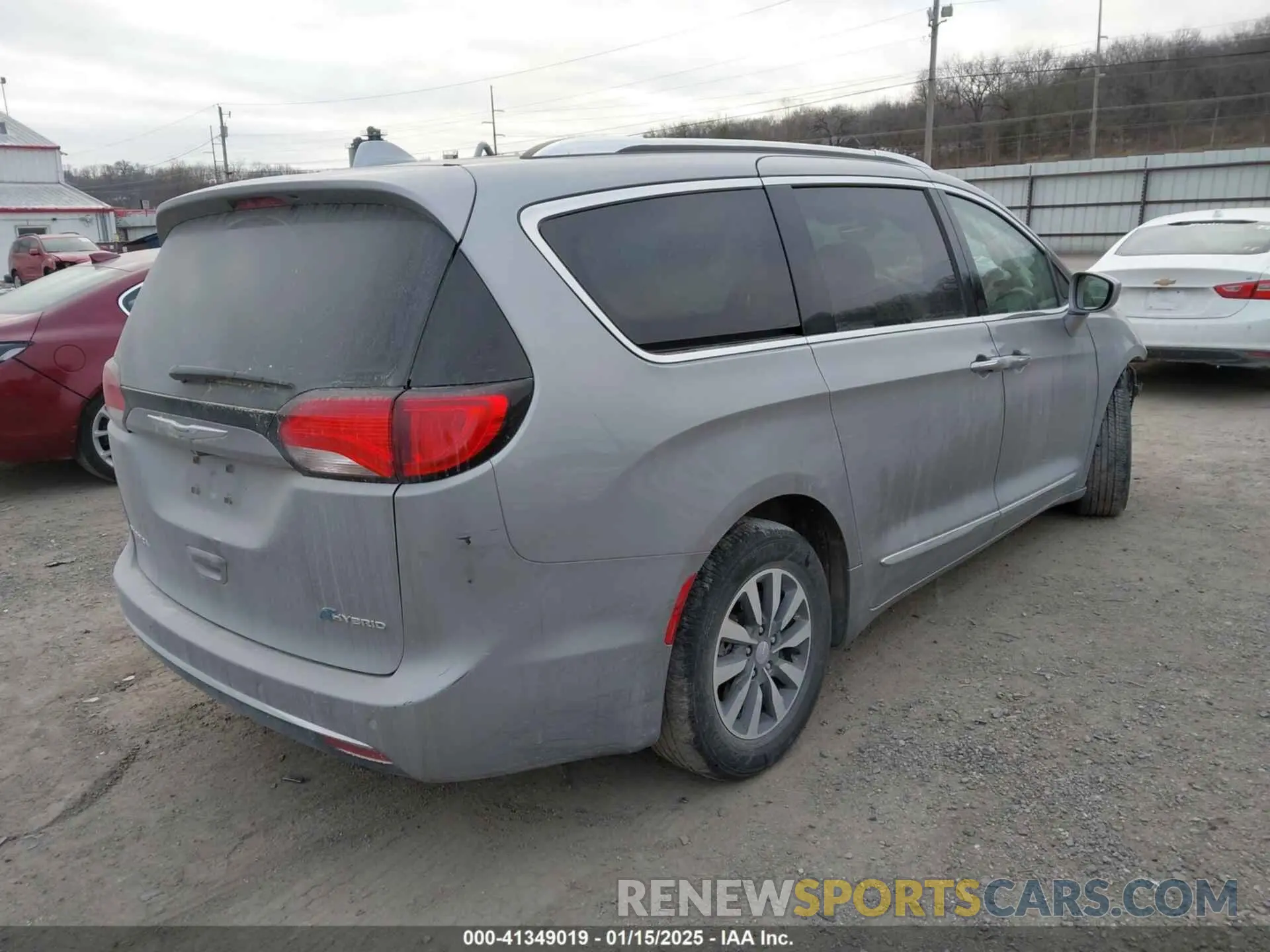 4 Photograph of a damaged car 2C4RC1L75LR217650 CHRYSLER PACIFICA HYBRID 2020