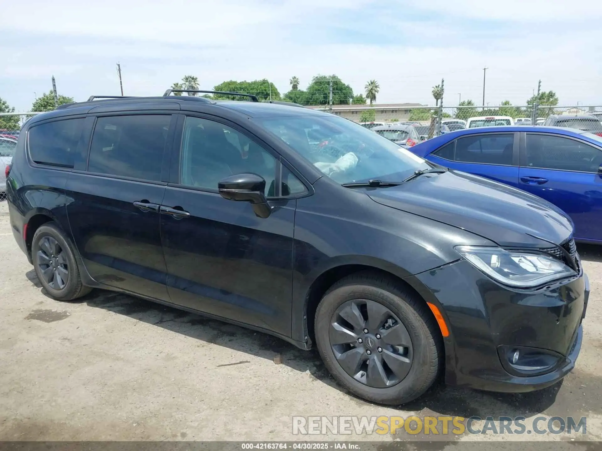 14 Photograph of a damaged car 2C4RC1N70LR199426 CHRYSLER PACIFICA HYBRID 2020