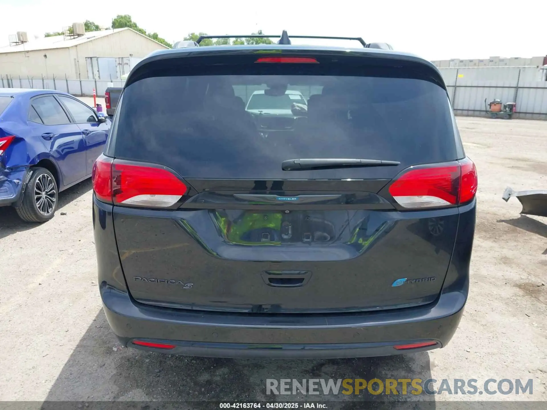 17 Photograph of a damaged car 2C4RC1N70LR199426 CHRYSLER PACIFICA HYBRID 2020