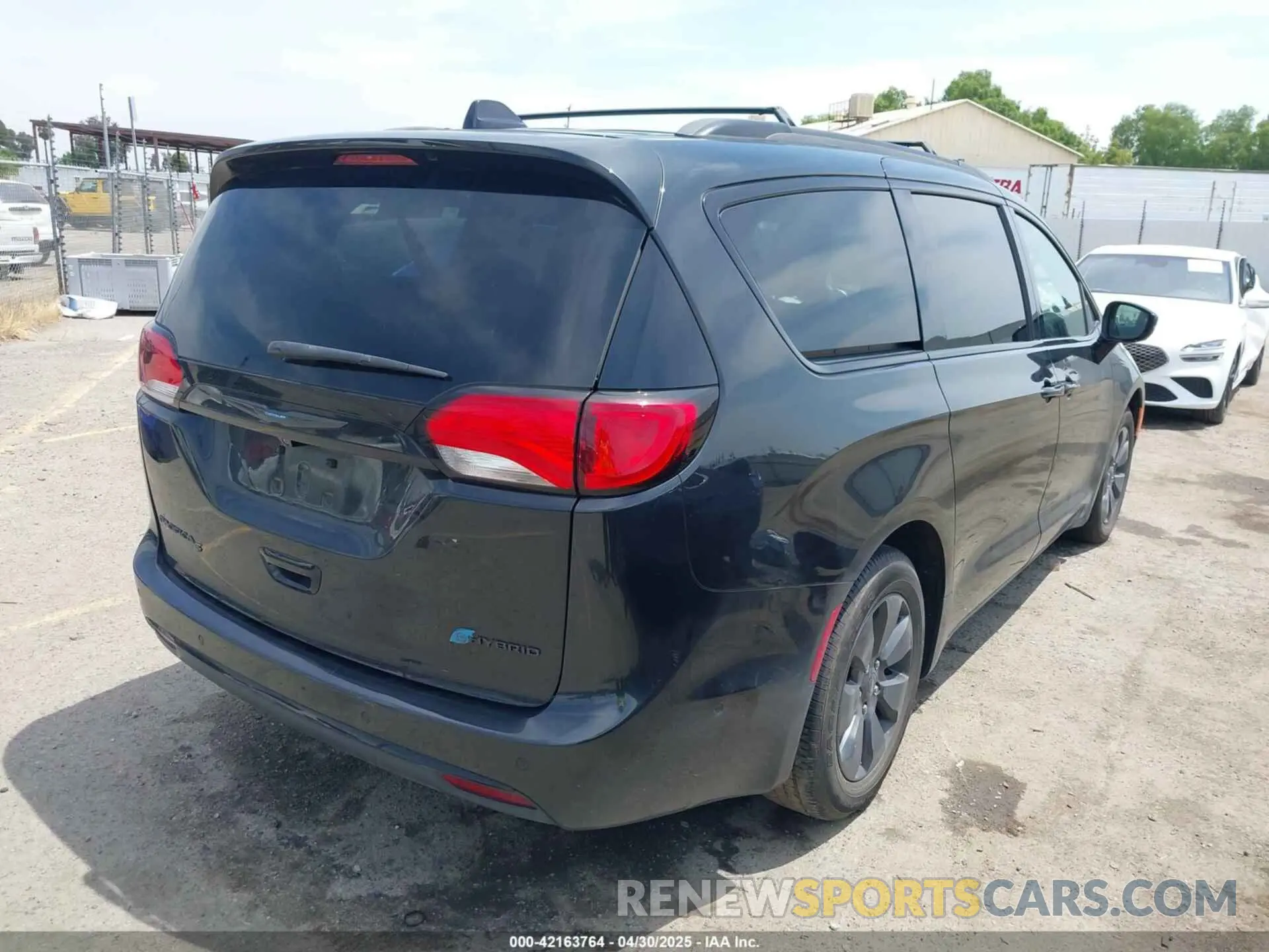 4 Photograph of a damaged car 2C4RC1N70LR199426 CHRYSLER PACIFICA HYBRID 2020