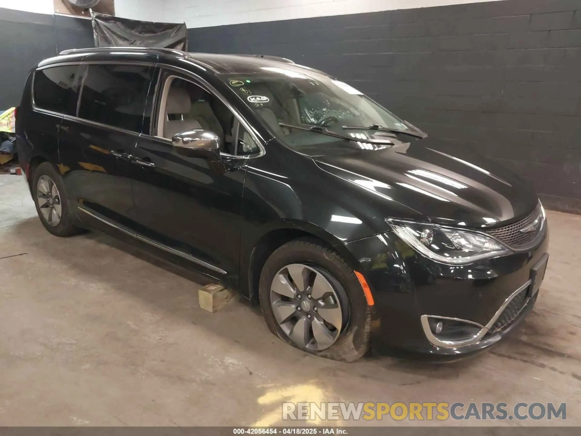 1 Photograph of a damaged car 2C4RC1N70LR243988 CHRYSLER PACIFICA HYBRID 2020