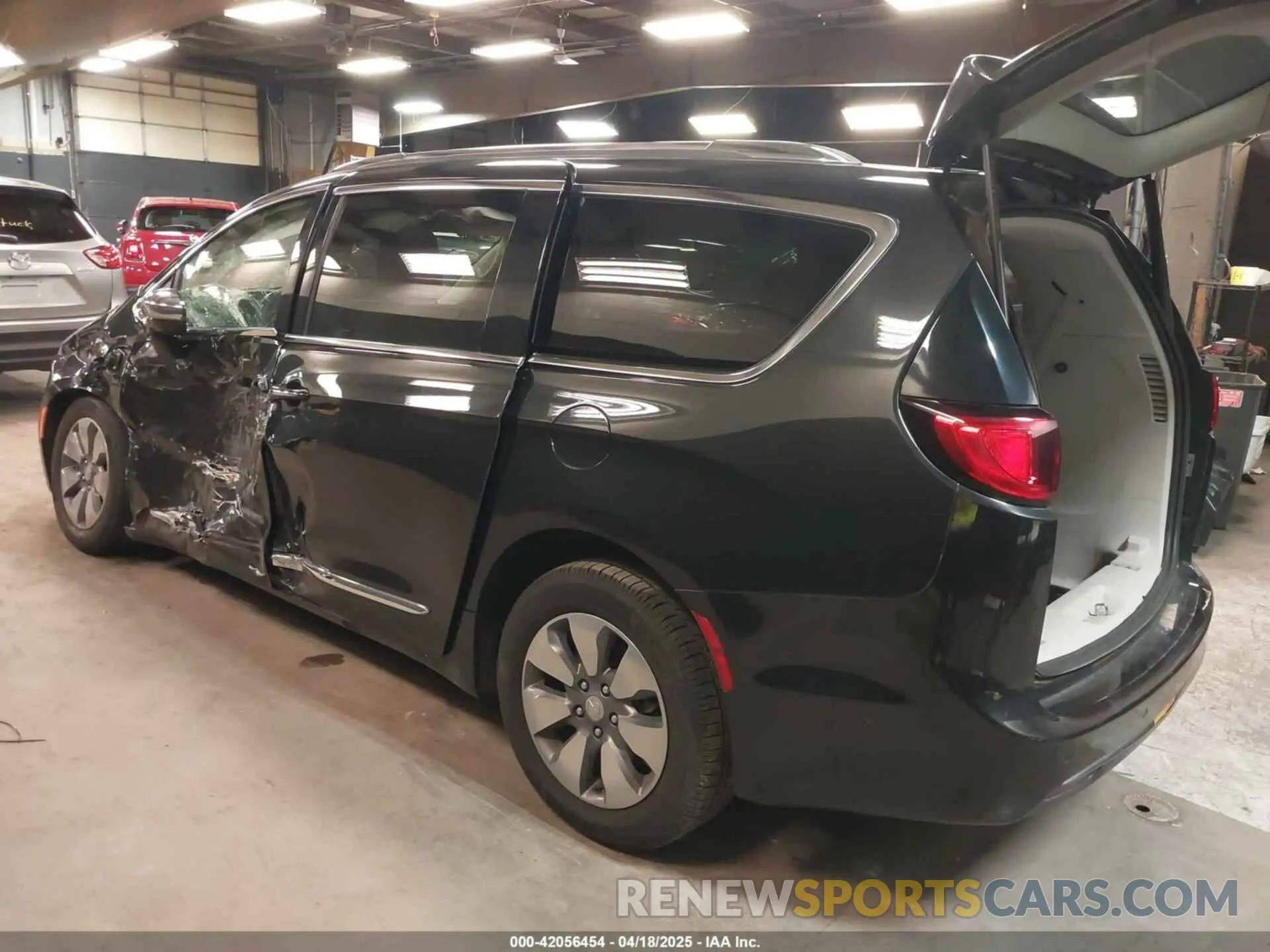 3 Photograph of a damaged car 2C4RC1N70LR243988 CHRYSLER PACIFICA HYBRID 2020