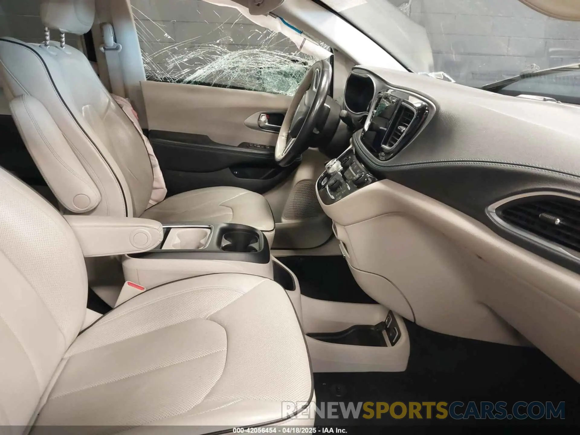 5 Photograph of a damaged car 2C4RC1N70LR243988 CHRYSLER PACIFICA HYBRID 2020
