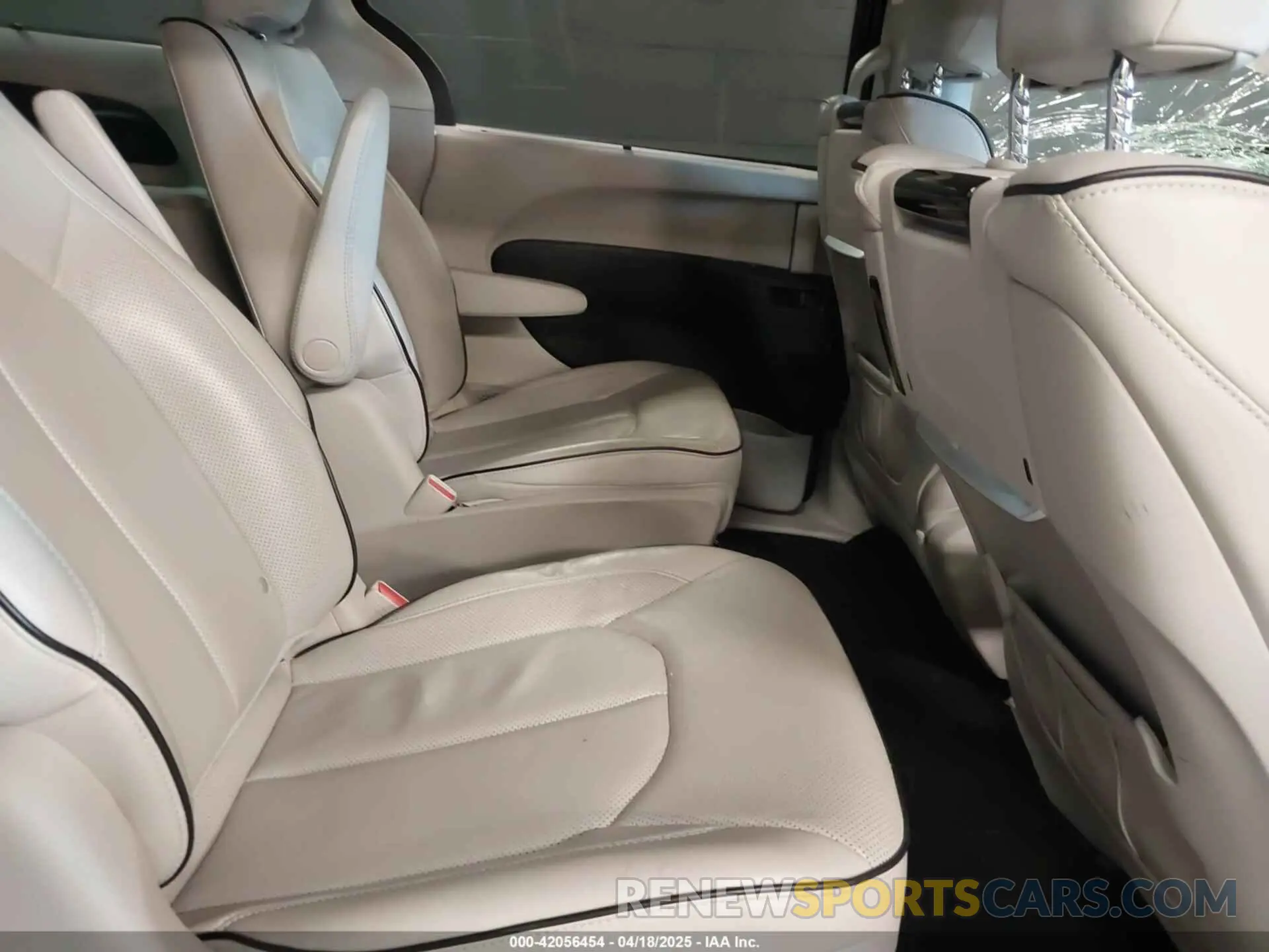 8 Photograph of a damaged car 2C4RC1N70LR243988 CHRYSLER PACIFICA HYBRID 2020
