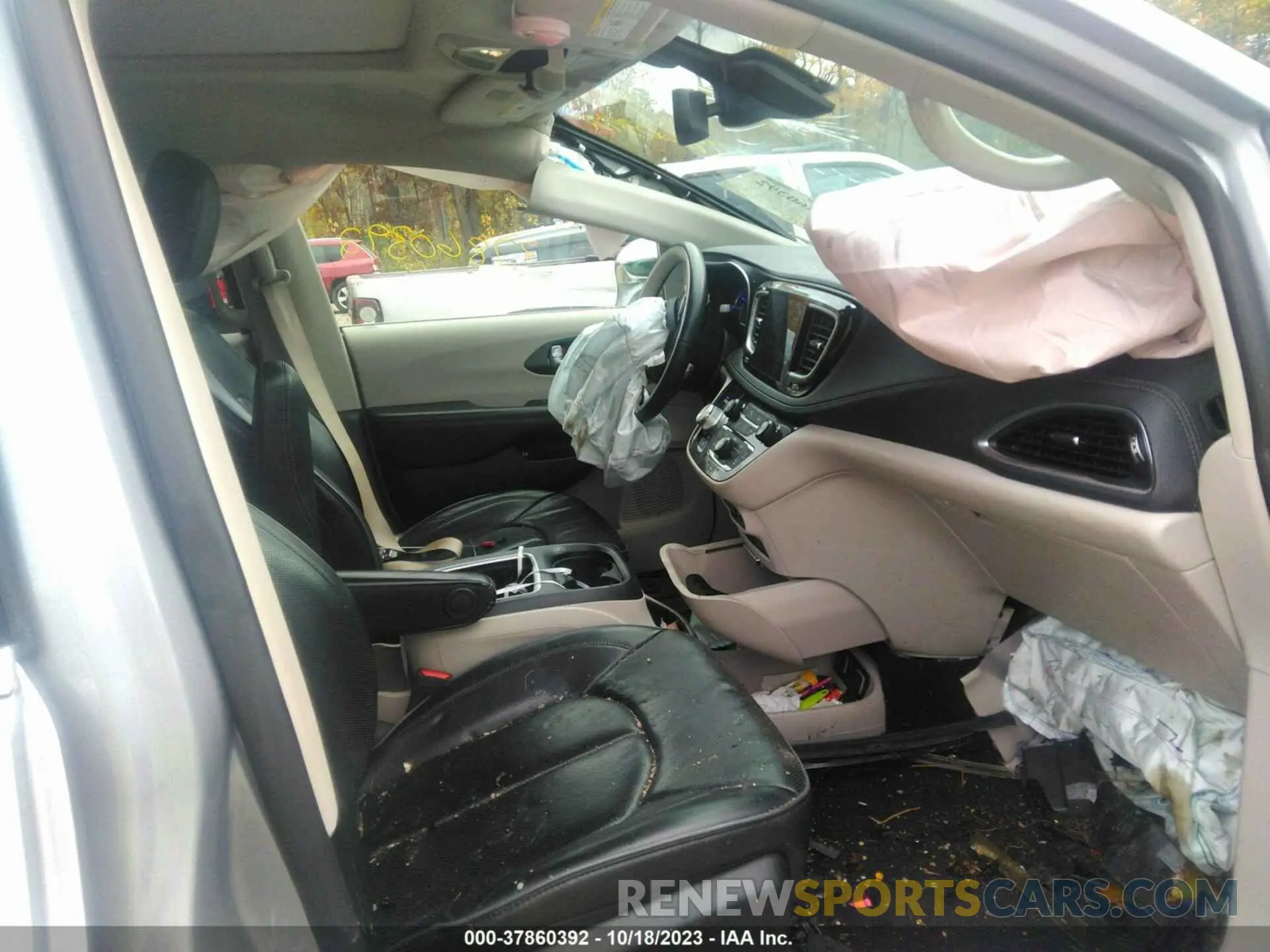5 Photograph of a damaged car 2C4RC1N75LR242500 CHRYSLER PACIFICA HYBRID 2020