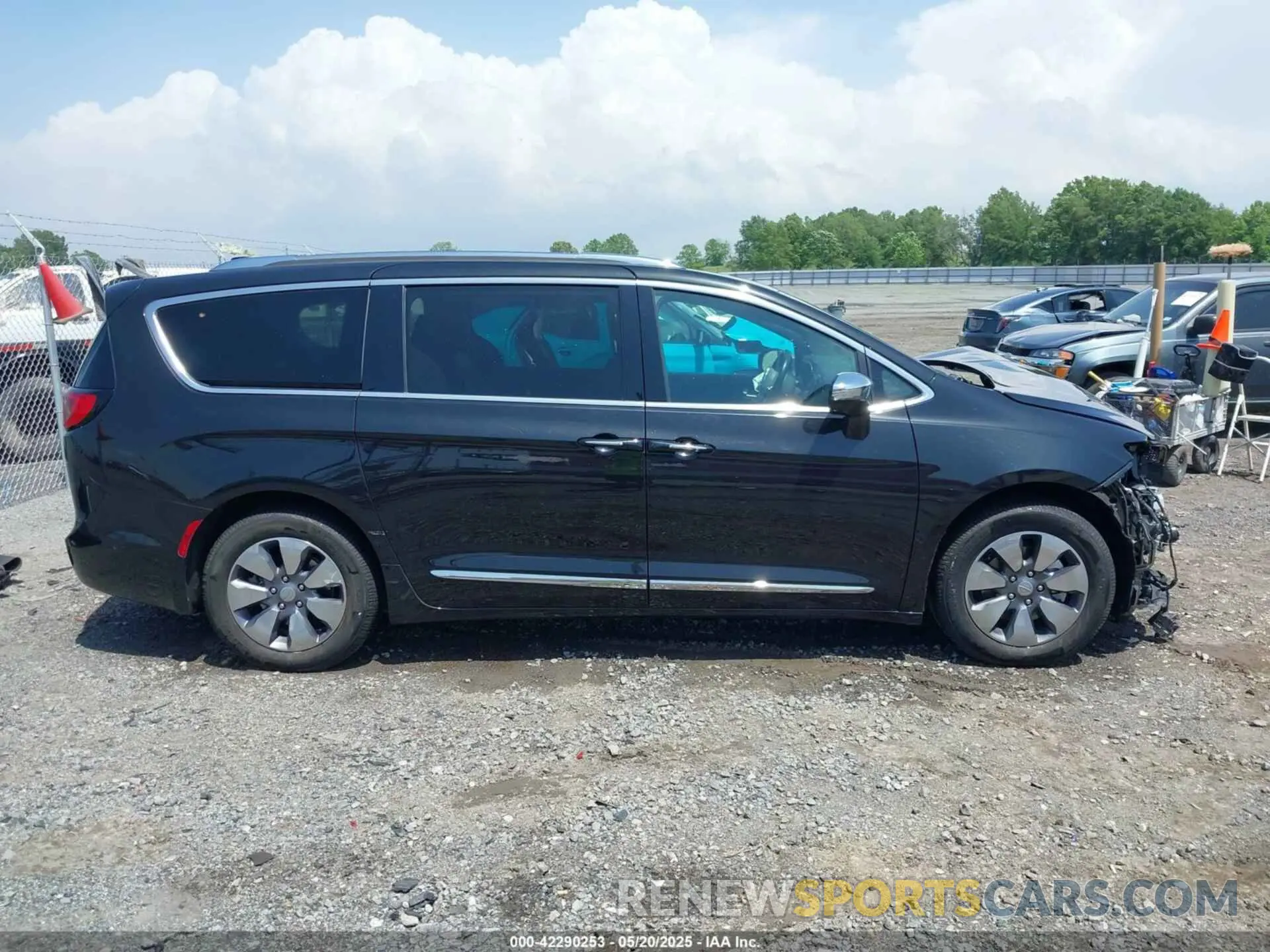 13 Photograph of a damaged car 2C4RC1N77LR112167 CHRYSLER PACIFICA HYBRID 2020