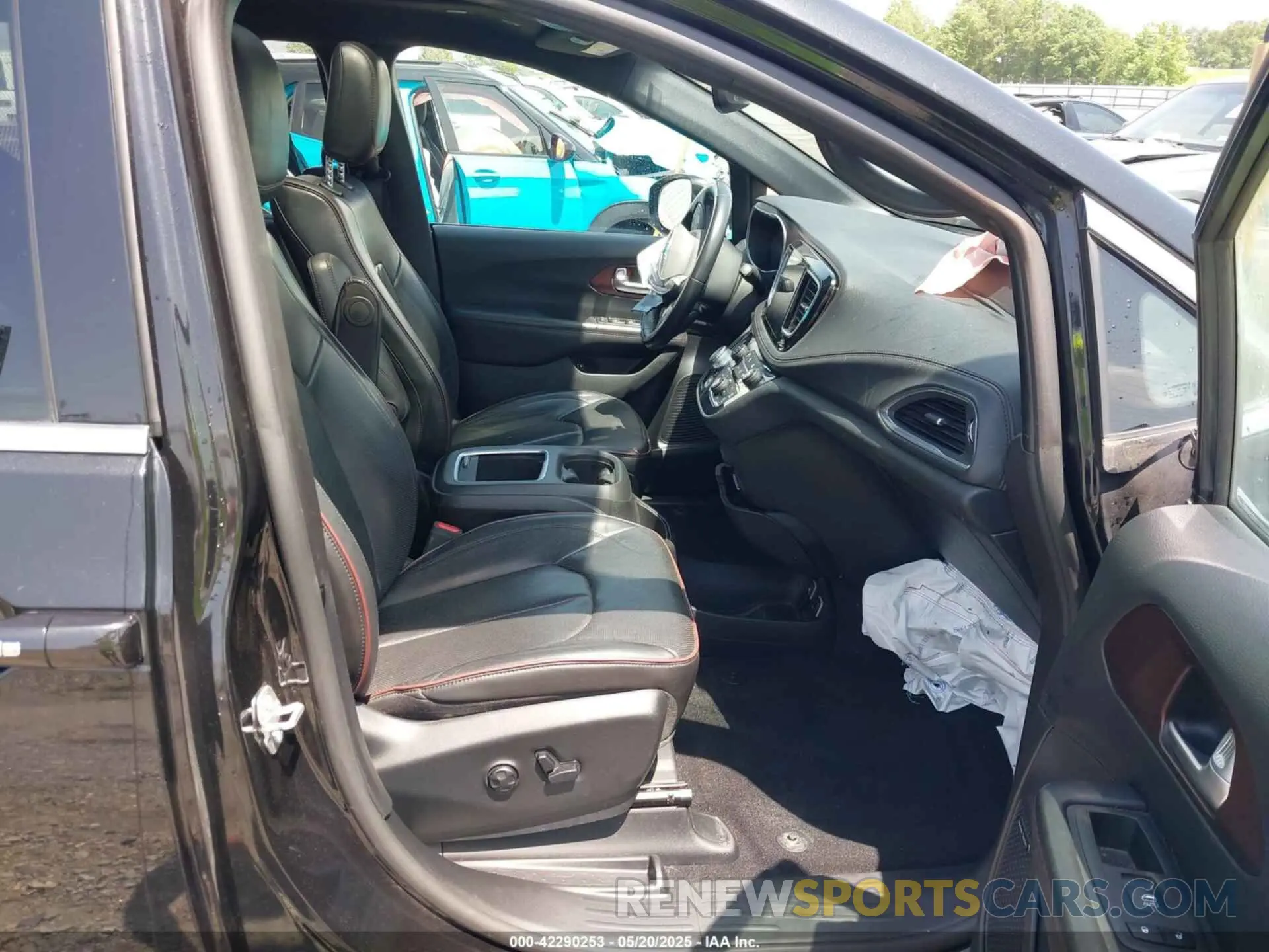 5 Photograph of a damaged car 2C4RC1N77LR112167 CHRYSLER PACIFICA HYBRID 2020