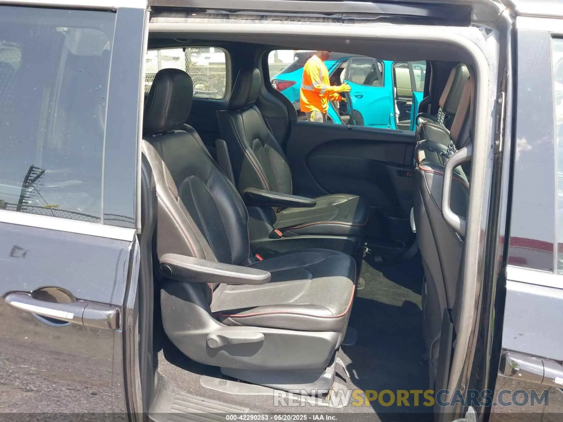 8 Photograph of a damaged car 2C4RC1N77LR112167 CHRYSLER PACIFICA HYBRID 2020