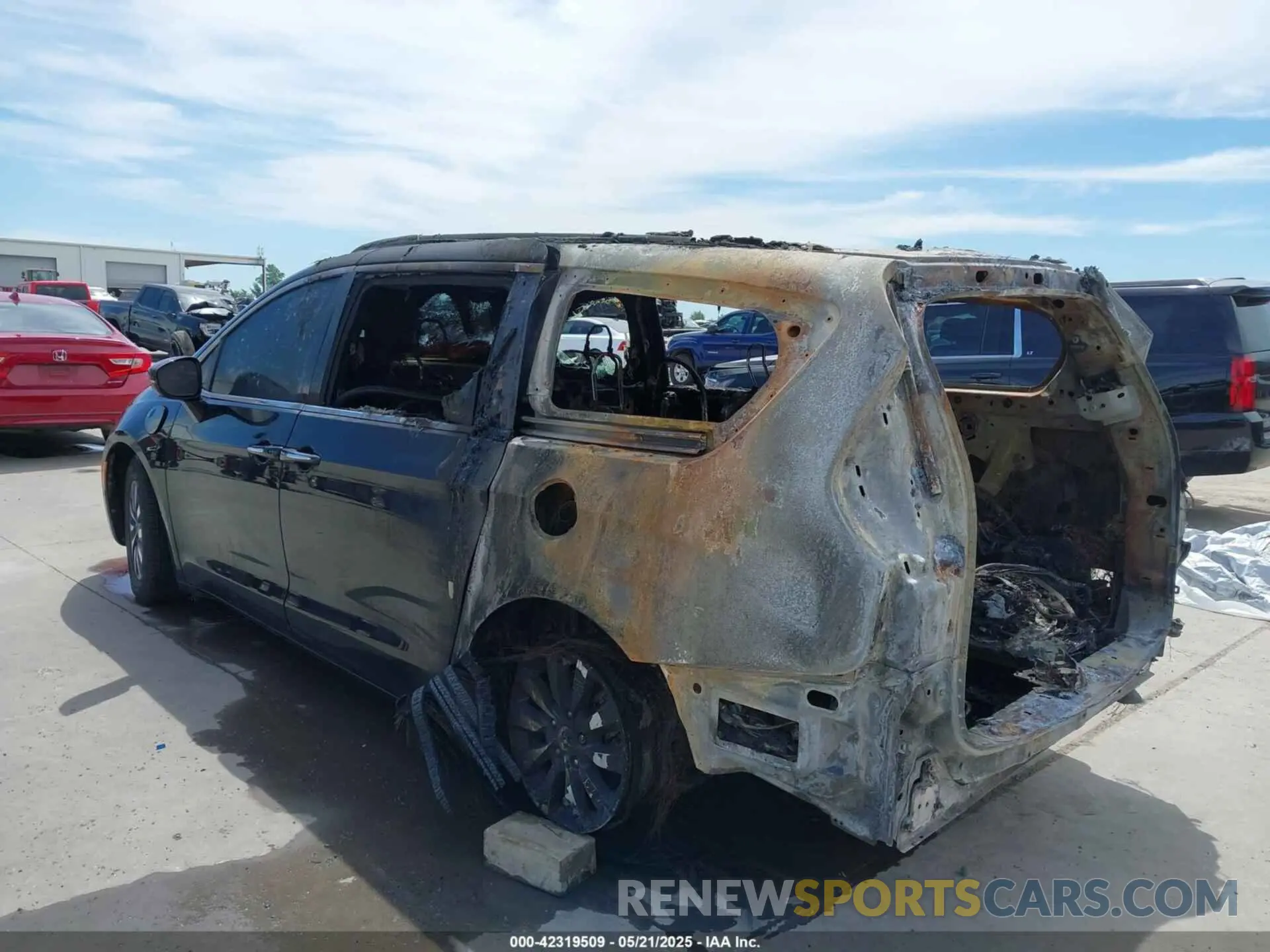 3 Photograph of a damaged car 2C4RC1L70MR522460 CHRYSLER PACIFICA HYBRID 2021