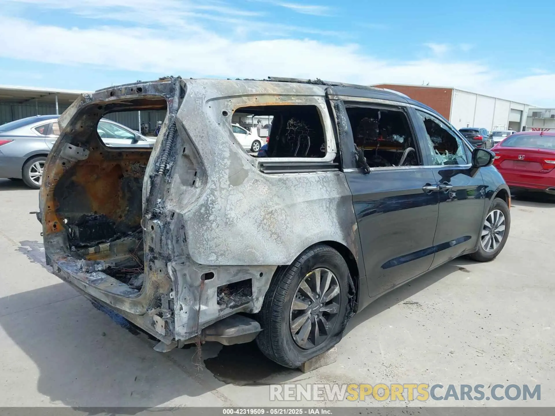 4 Photograph of a damaged car 2C4RC1L70MR522460 CHRYSLER PACIFICA HYBRID 2021