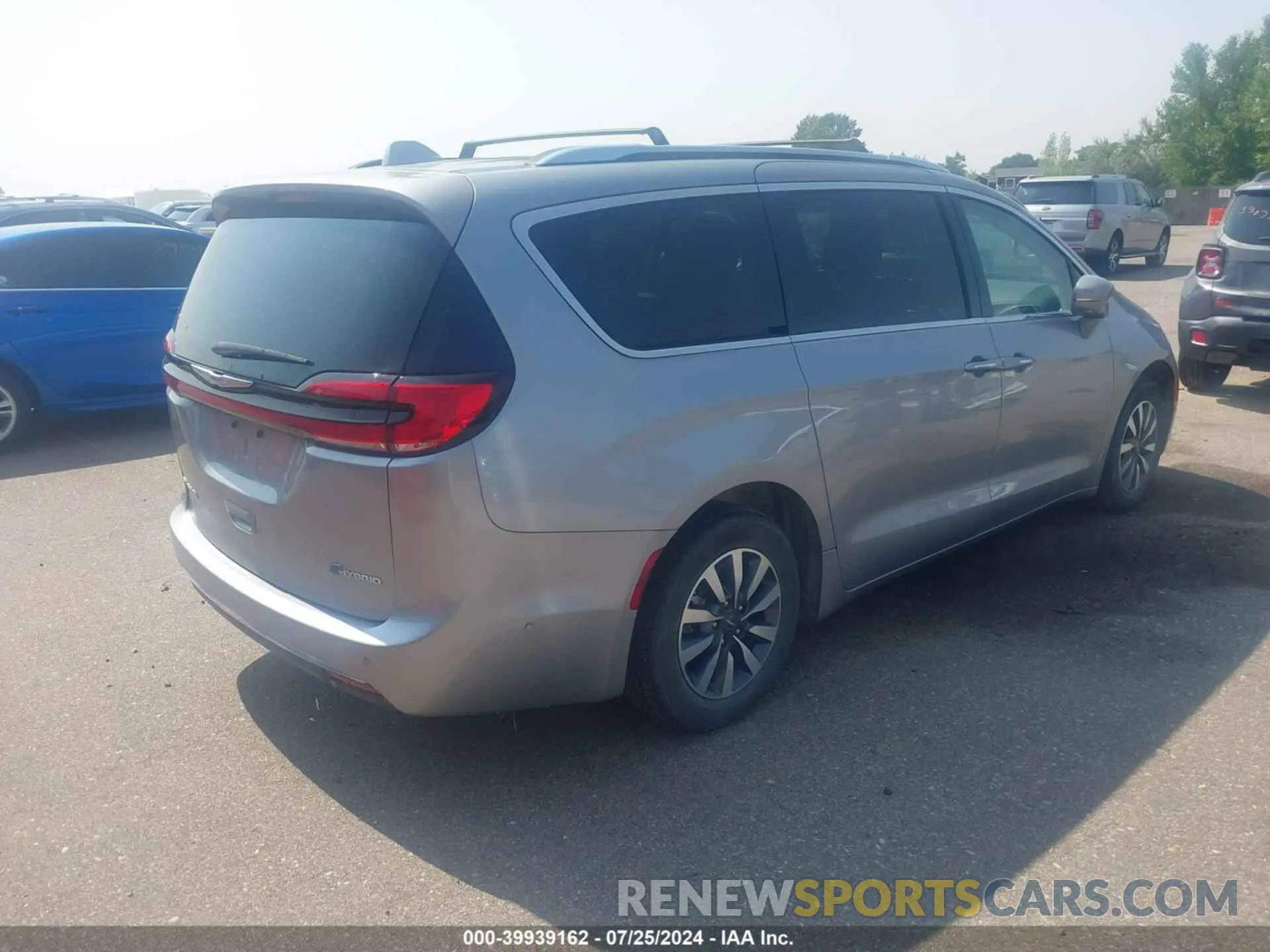 4 Photograph of a damaged car 2C4RC1L71MR586149 CHRYSLER PACIFICA HYBRID 2021