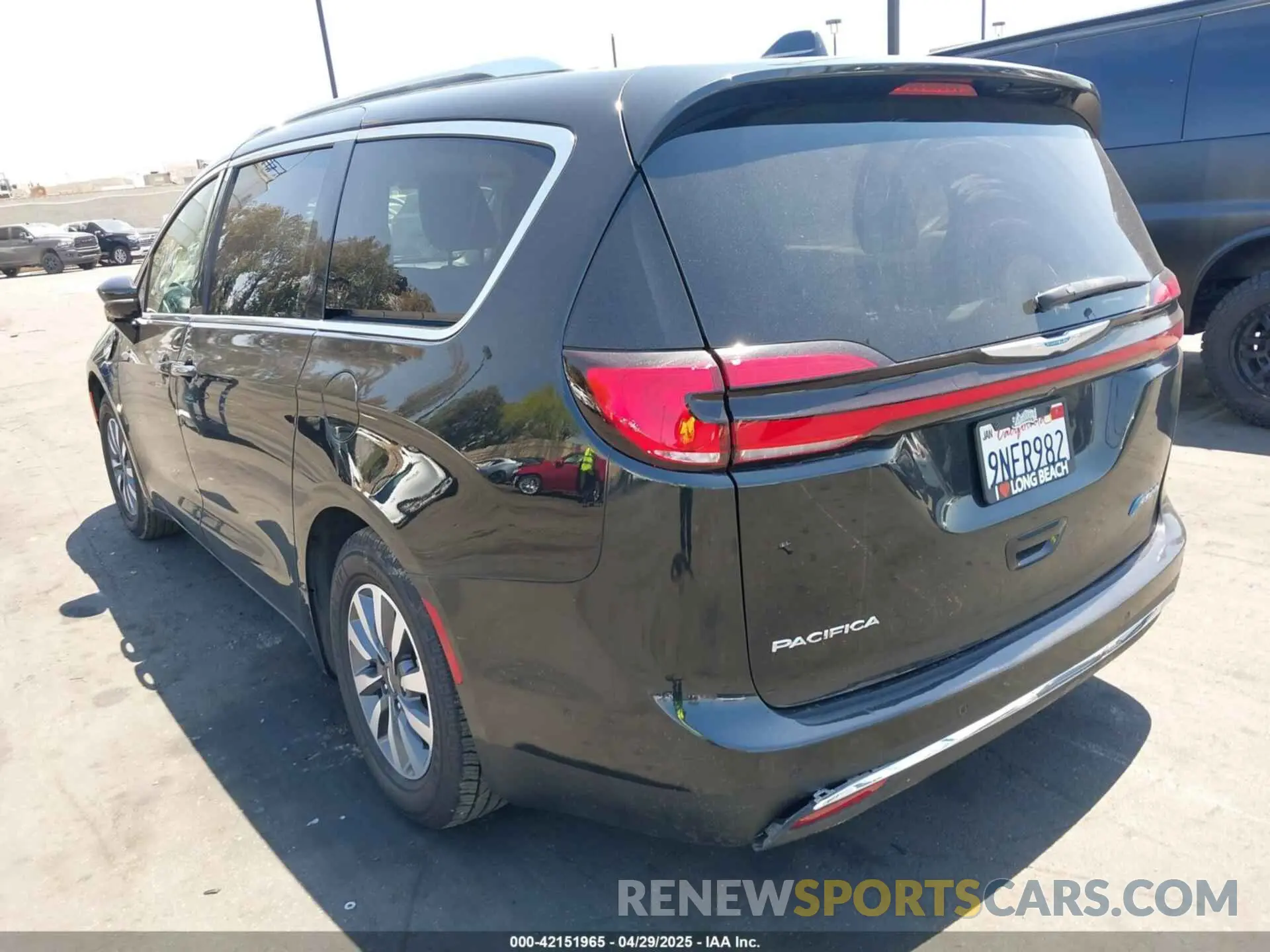 3 Photograph of a damaged car 2C4RC1L71MR599631 CHRYSLER PACIFICA HYBRID 2021