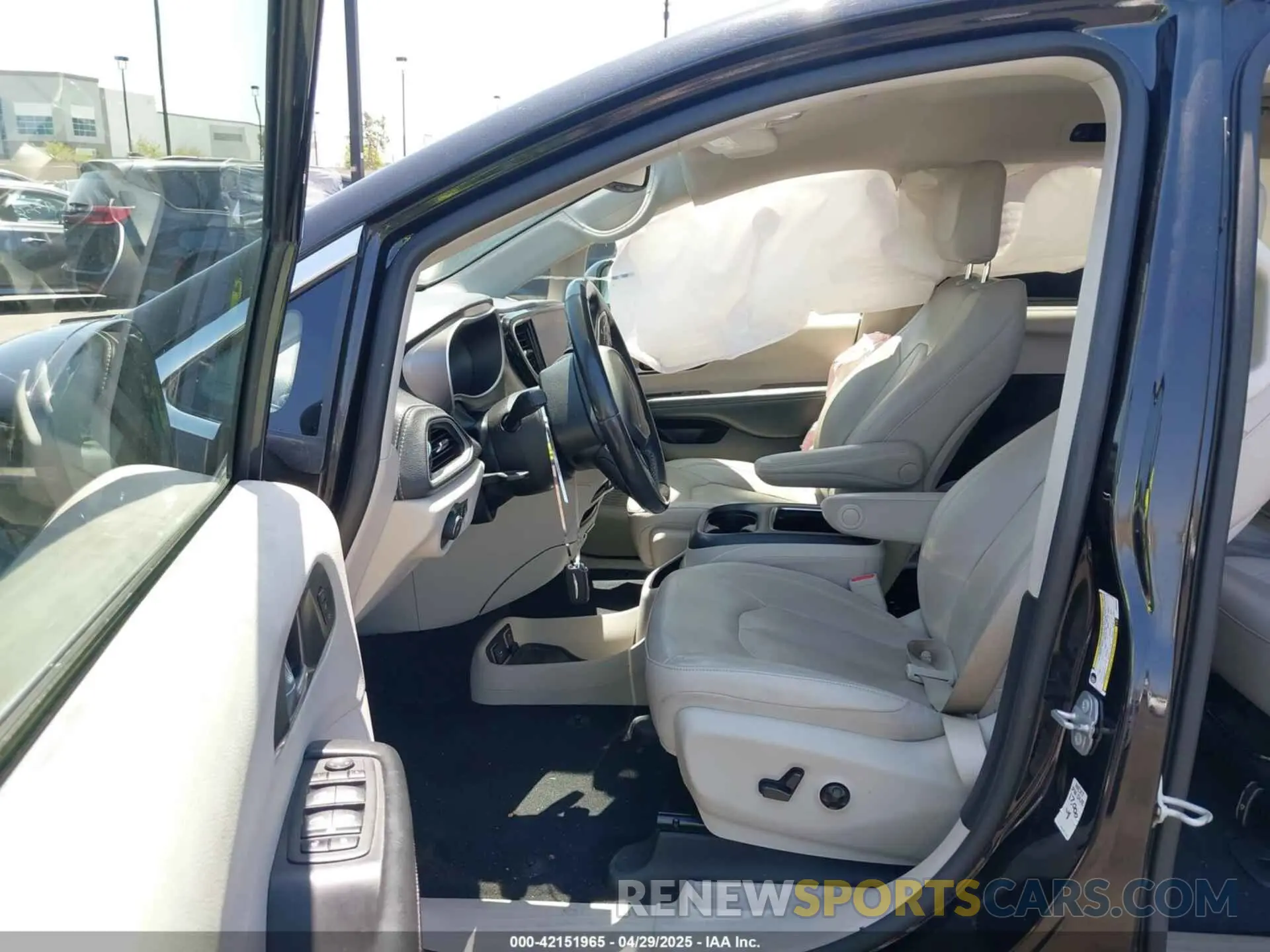 5 Photograph of a damaged car 2C4RC1L71MR599631 CHRYSLER PACIFICA HYBRID 2021