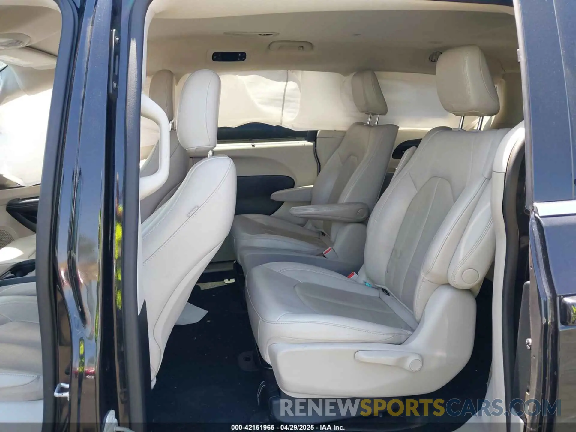 8 Photograph of a damaged car 2C4RC1L71MR599631 CHRYSLER PACIFICA HYBRID 2021