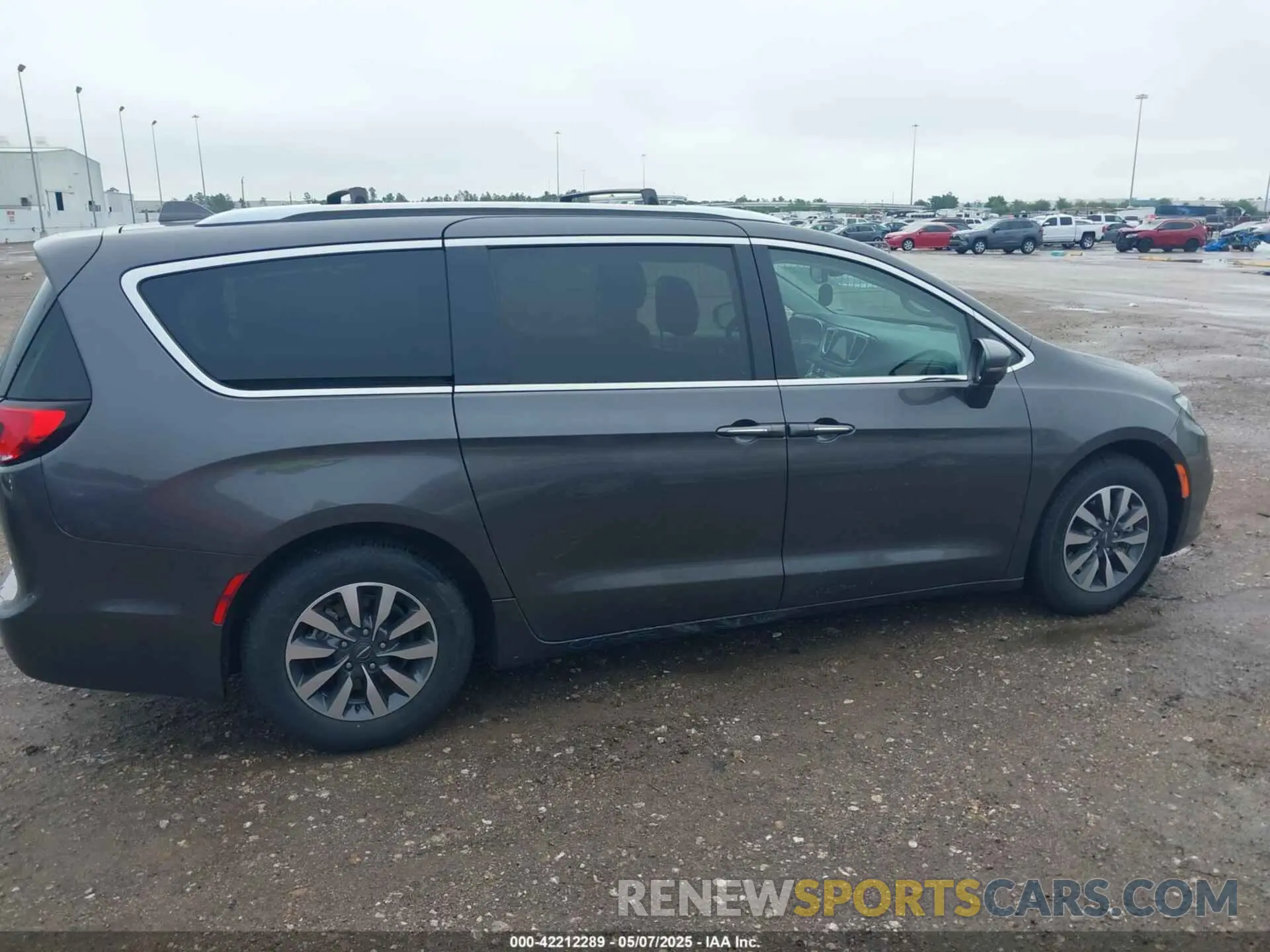 13 Photograph of a damaged car 2C4RC1L77MR599665 CHRYSLER PACIFICA HYBRID 2021