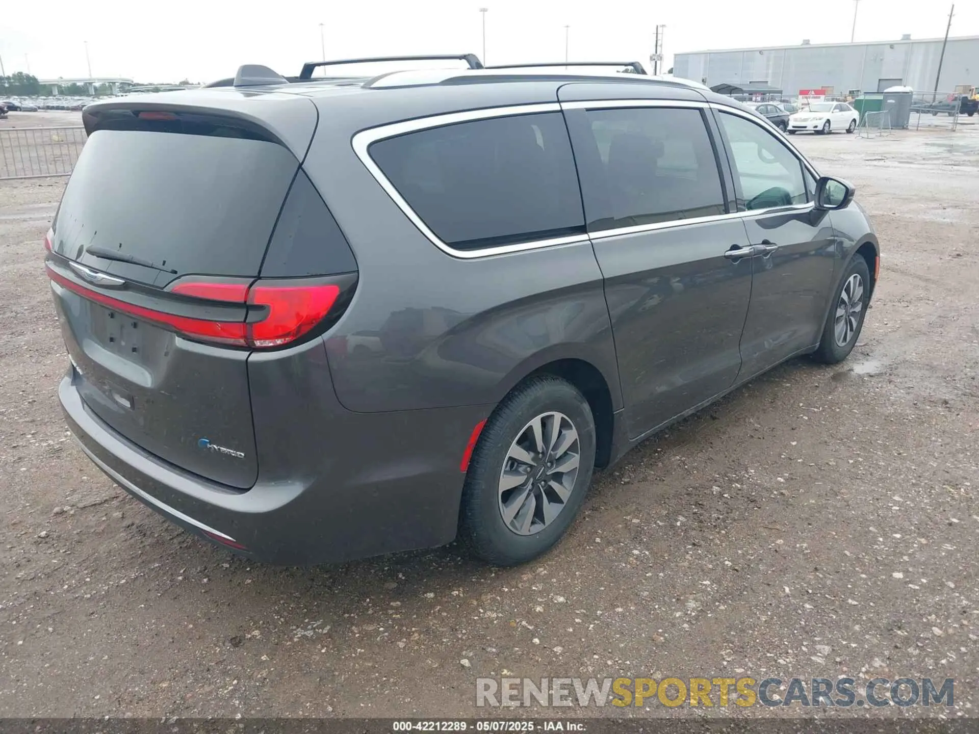 4 Photograph of a damaged car 2C4RC1L77MR599665 CHRYSLER PACIFICA HYBRID 2021