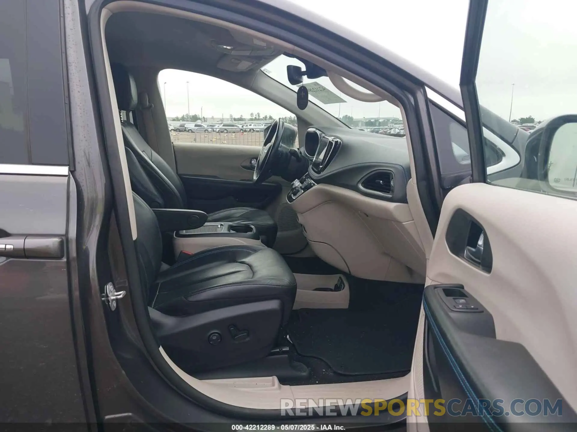 5 Photograph of a damaged car 2C4RC1L77MR599665 CHRYSLER PACIFICA HYBRID 2021