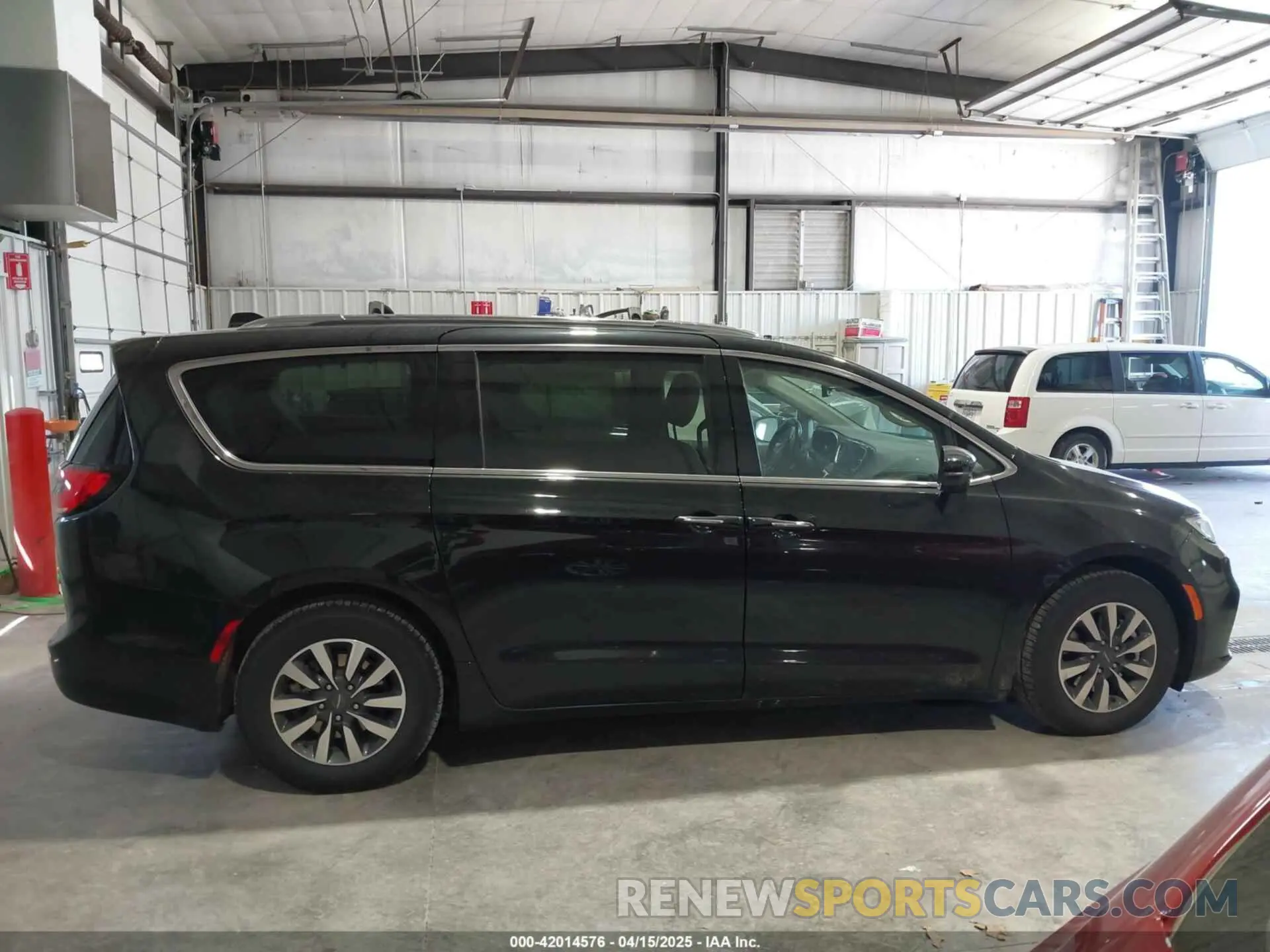 13 Photograph of a damaged car 2C4RC1L78MR578341 CHRYSLER PACIFICA HYBRID 2021