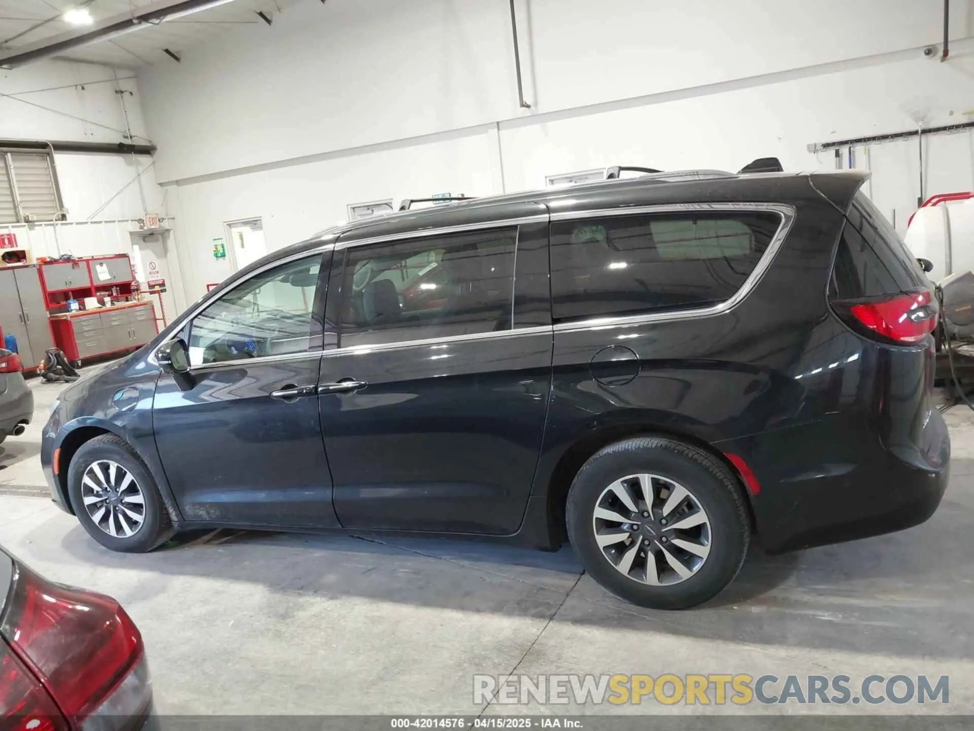 14 Photograph of a damaged car 2C4RC1L78MR578341 CHRYSLER PACIFICA HYBRID 2021