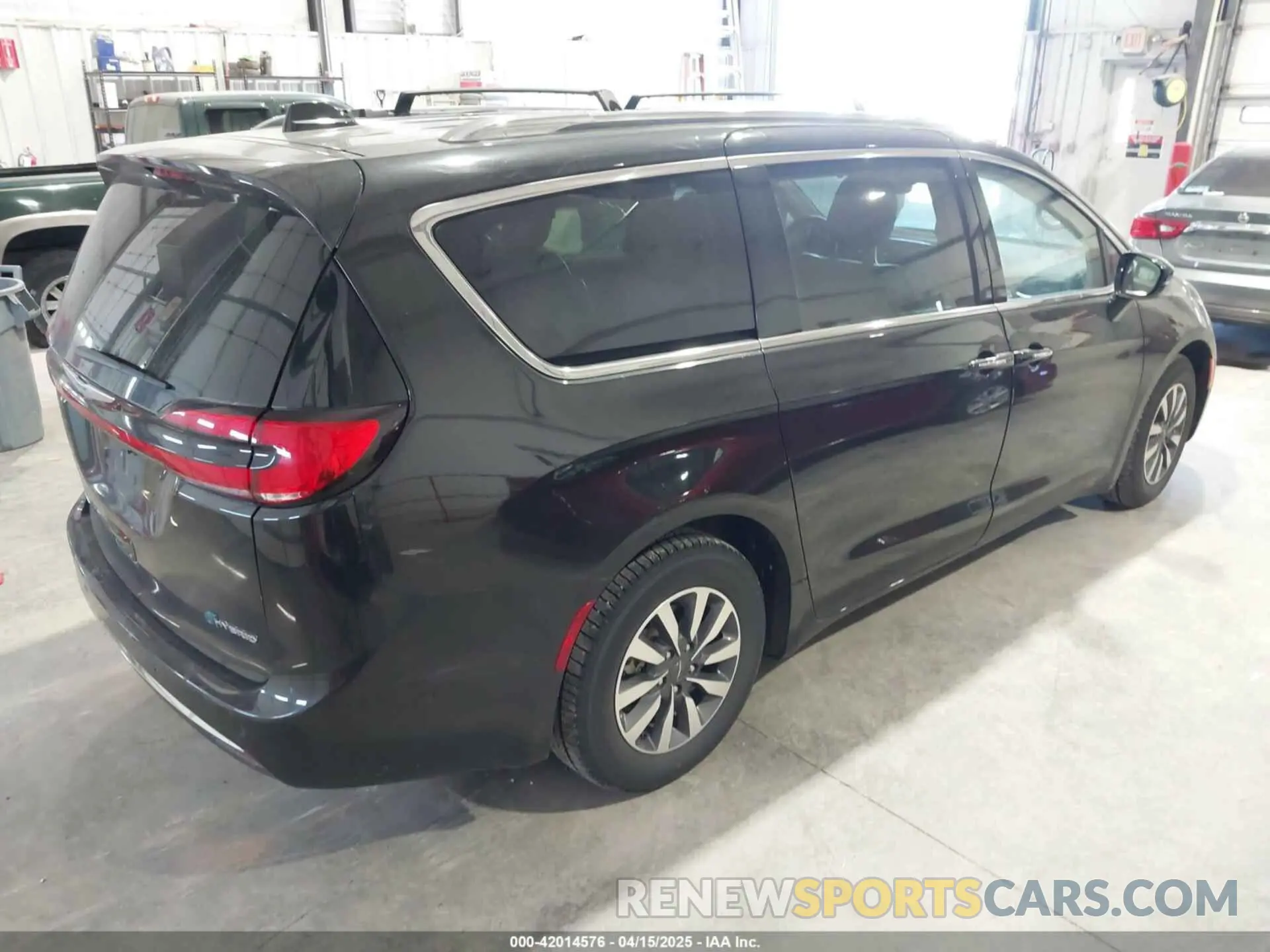 4 Photograph of a damaged car 2C4RC1L78MR578341 CHRYSLER PACIFICA HYBRID 2021
