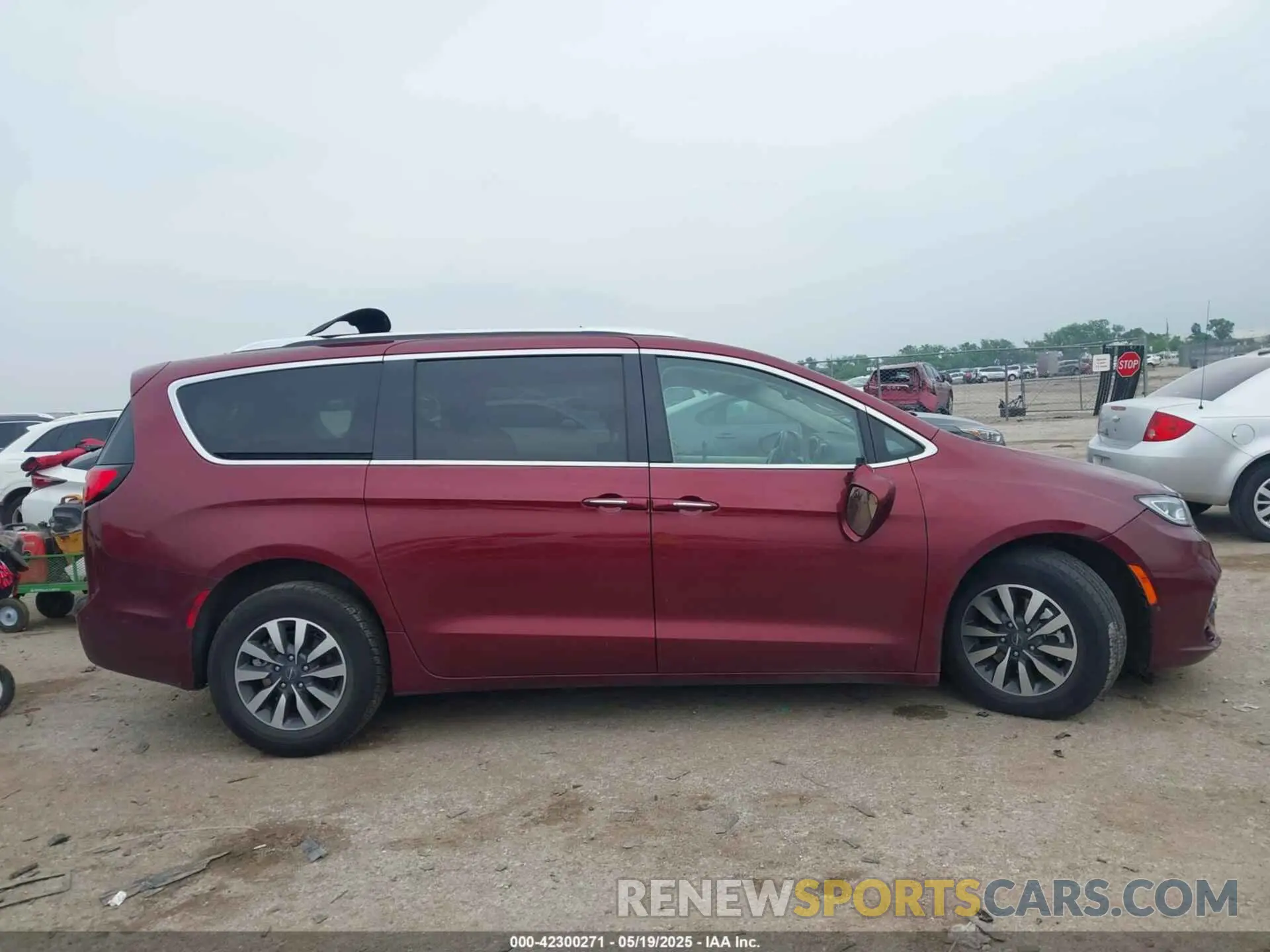 13 Photograph of a damaged car 2C4RC1L7XMR599210 CHRYSLER PACIFICA HYBRID 2021
