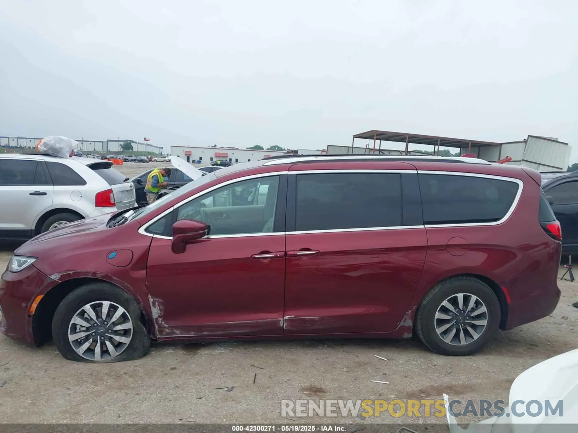 14 Photograph of a damaged car 2C4RC1L7XMR599210 CHRYSLER PACIFICA HYBRID 2021