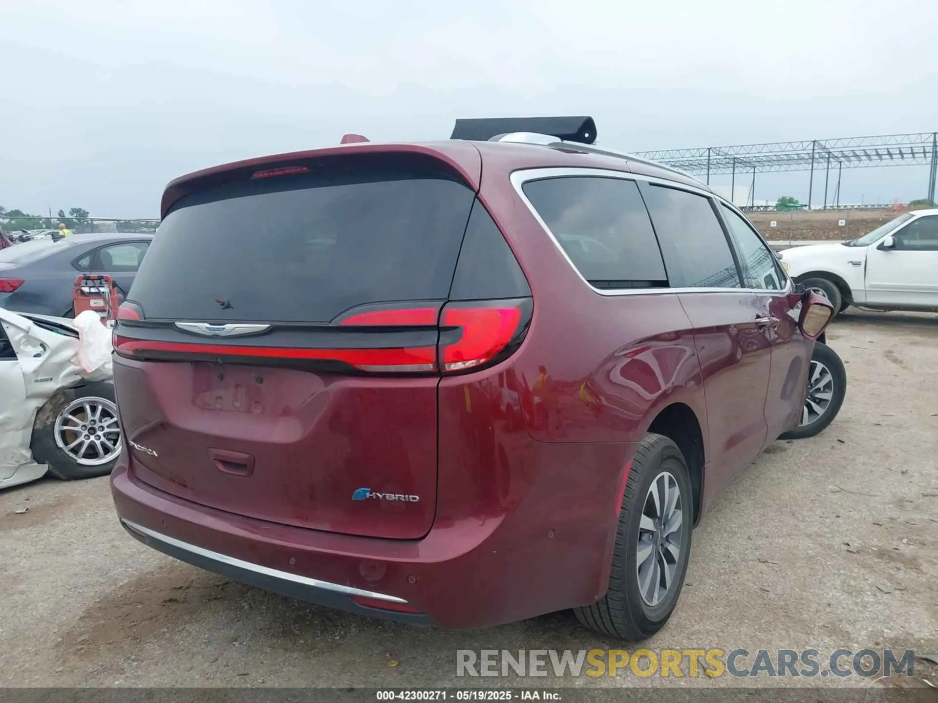 4 Photograph of a damaged car 2C4RC1L7XMR599210 CHRYSLER PACIFICA HYBRID 2021